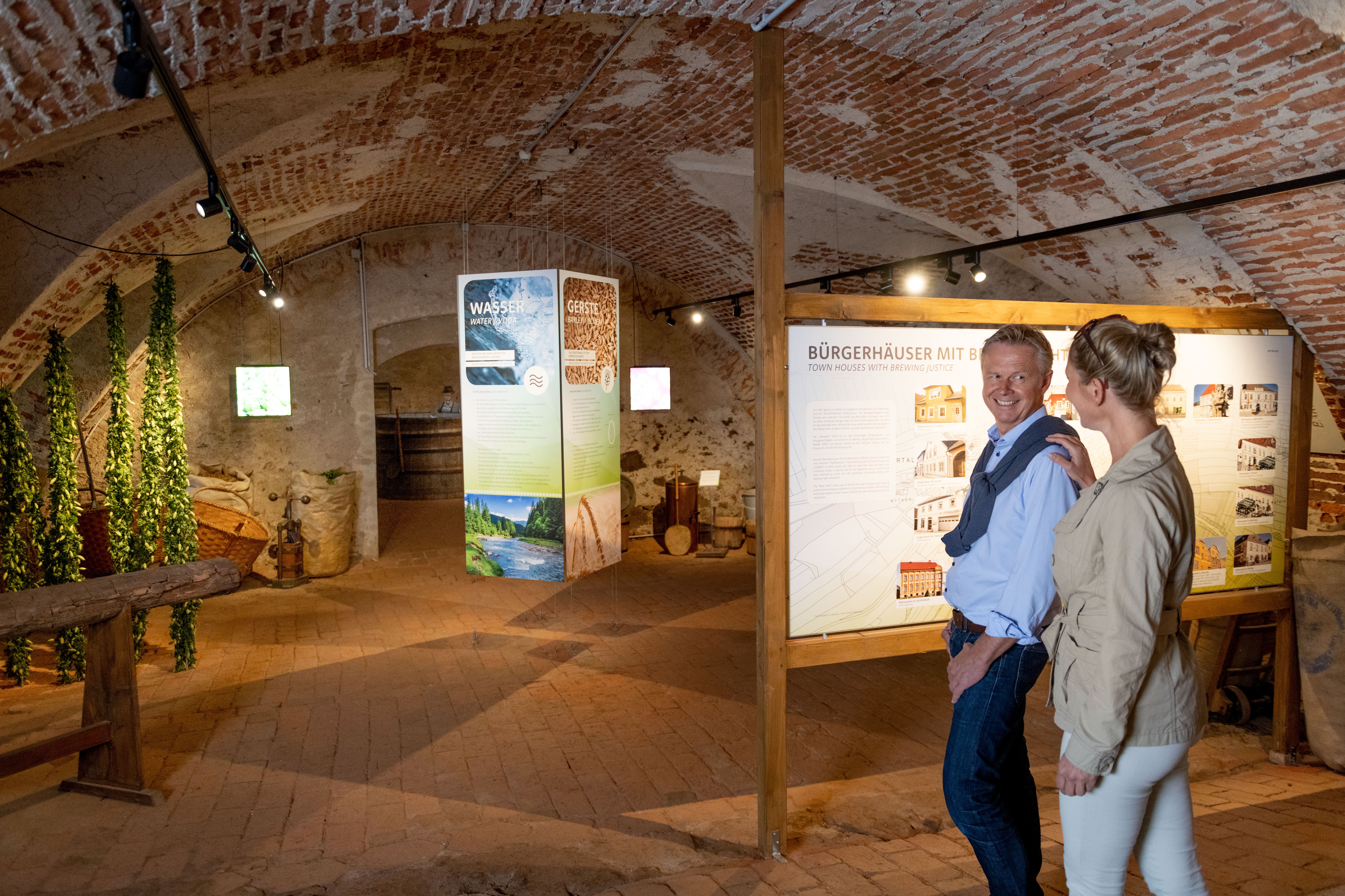Die Erlebniswelt Bier auf Schloss Weitra. Im Vordergrund ein Mann und eine Frau.