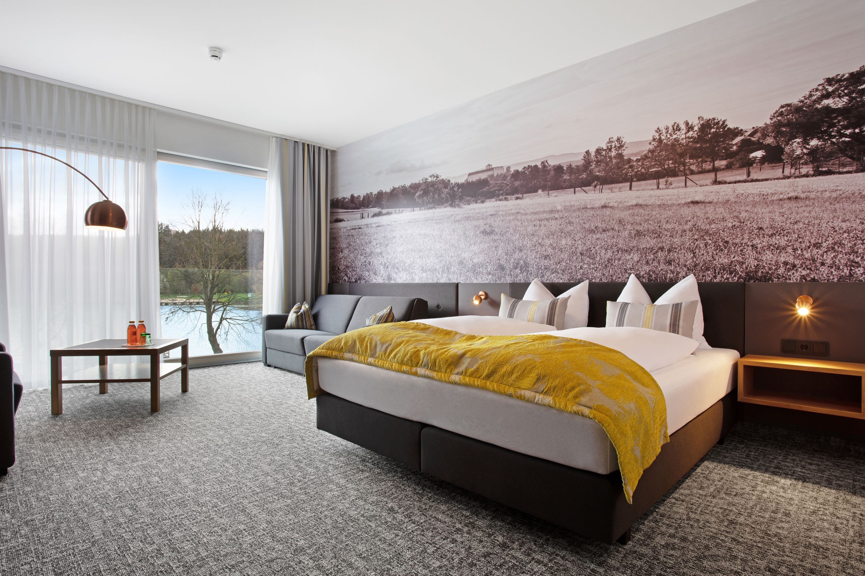 Ein Hotelzimmer im Hotel Hausschachen, das Fenster ist offen - man sieht die Natur.