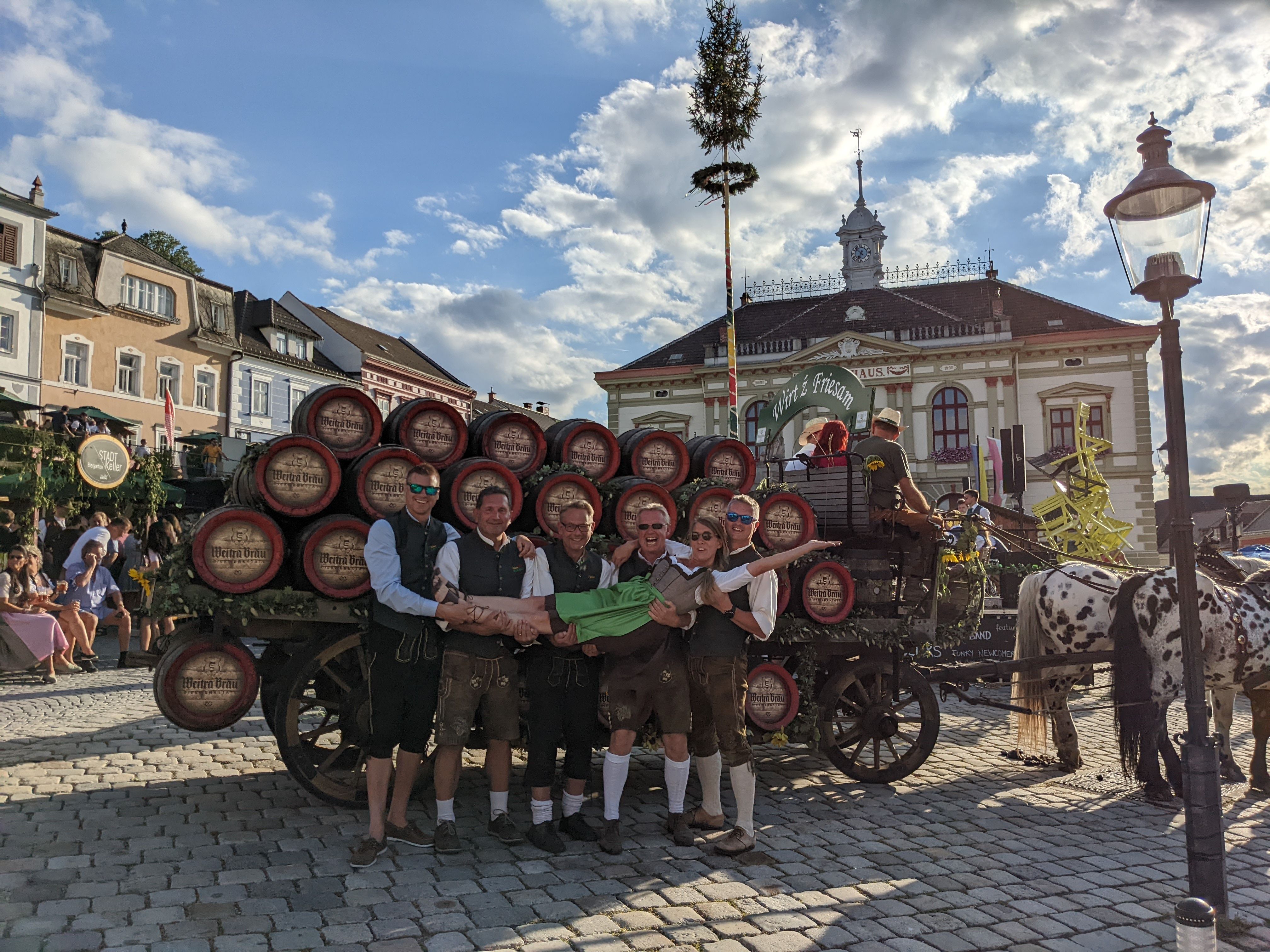 Das Organisationsteam des Weitraer Bierkirtags vor dem historischen Bierwagen.