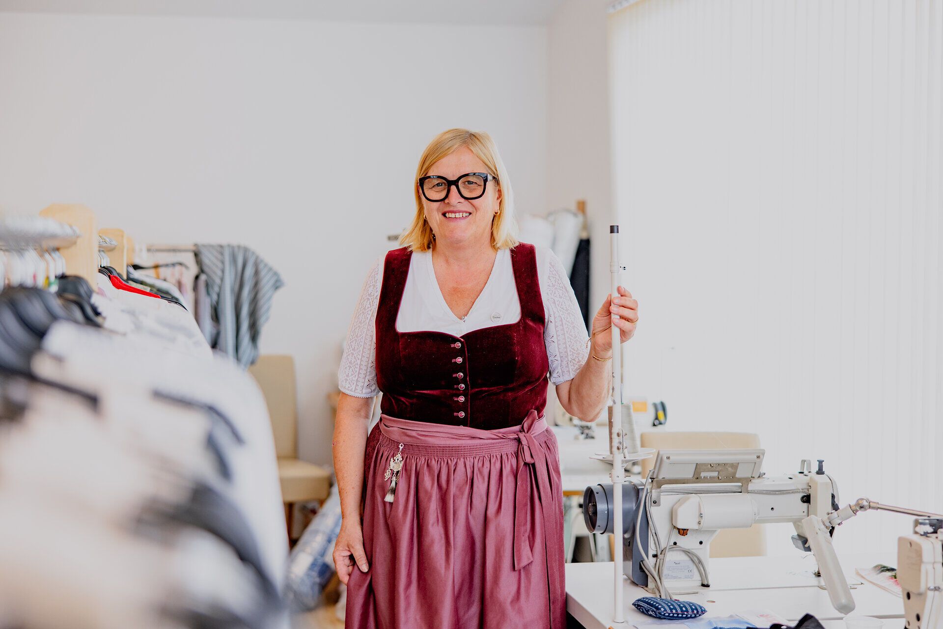 In einem einladenden Atelier strahlt die Handwerkskunst der Trachtenmode. Die warmen Farben und die liebevollen Details der Dirndl erzählen Geschichten von Tradition und regionaler Identität. Hier wird die Verbindung zur Natur und zur Kultur lebendig.
