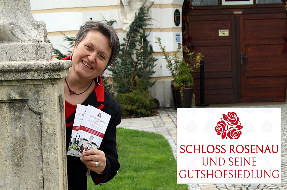 Frau lächelt neben einer Steinfigur vor dem Eingang von Schloss Rosenau und hält Broschüren zu „Schloss Rosenau und seine Gutshofiedlung“ in der Hand.