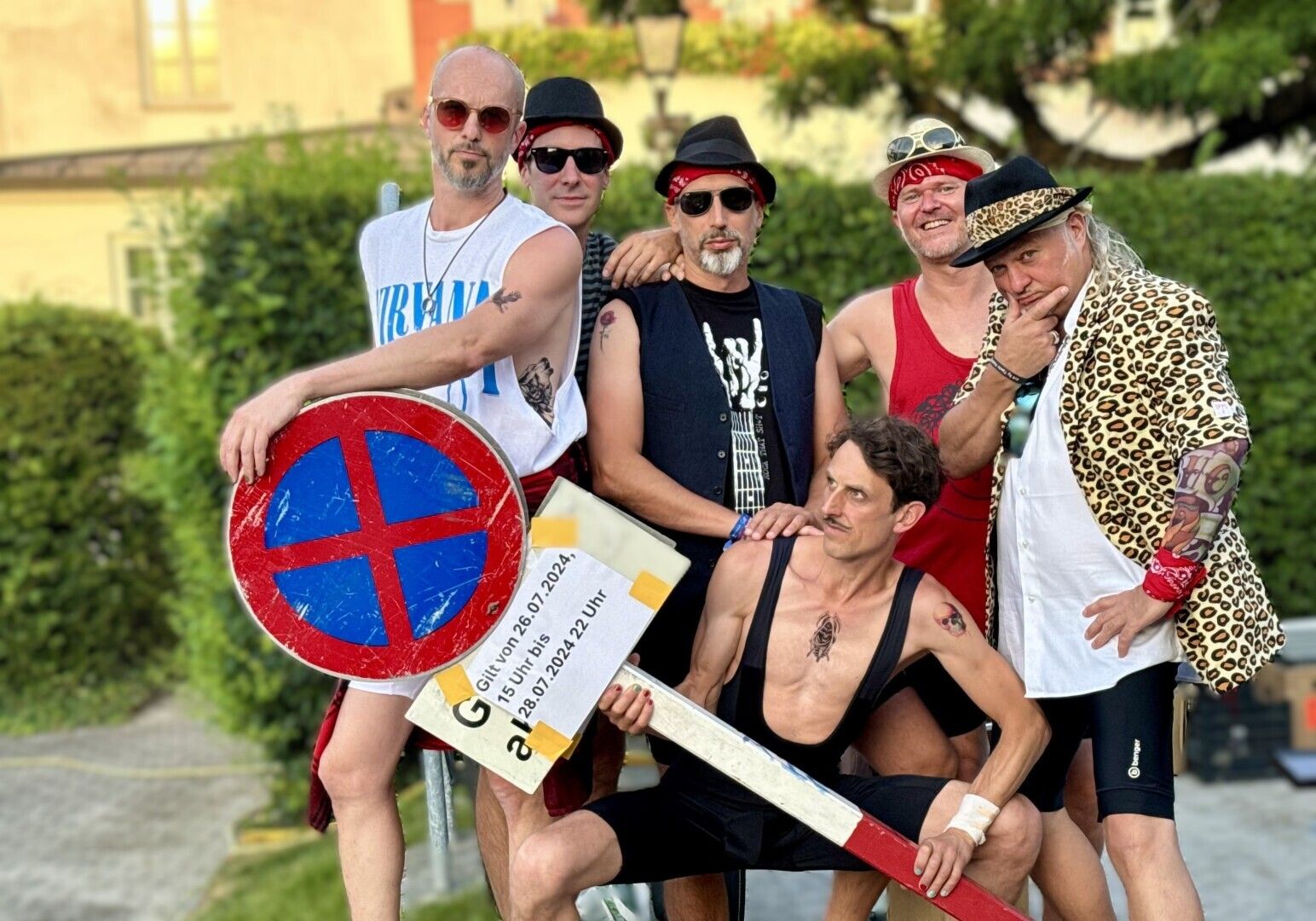 Eine Gruppe von Männern, die für ein Foto posieren