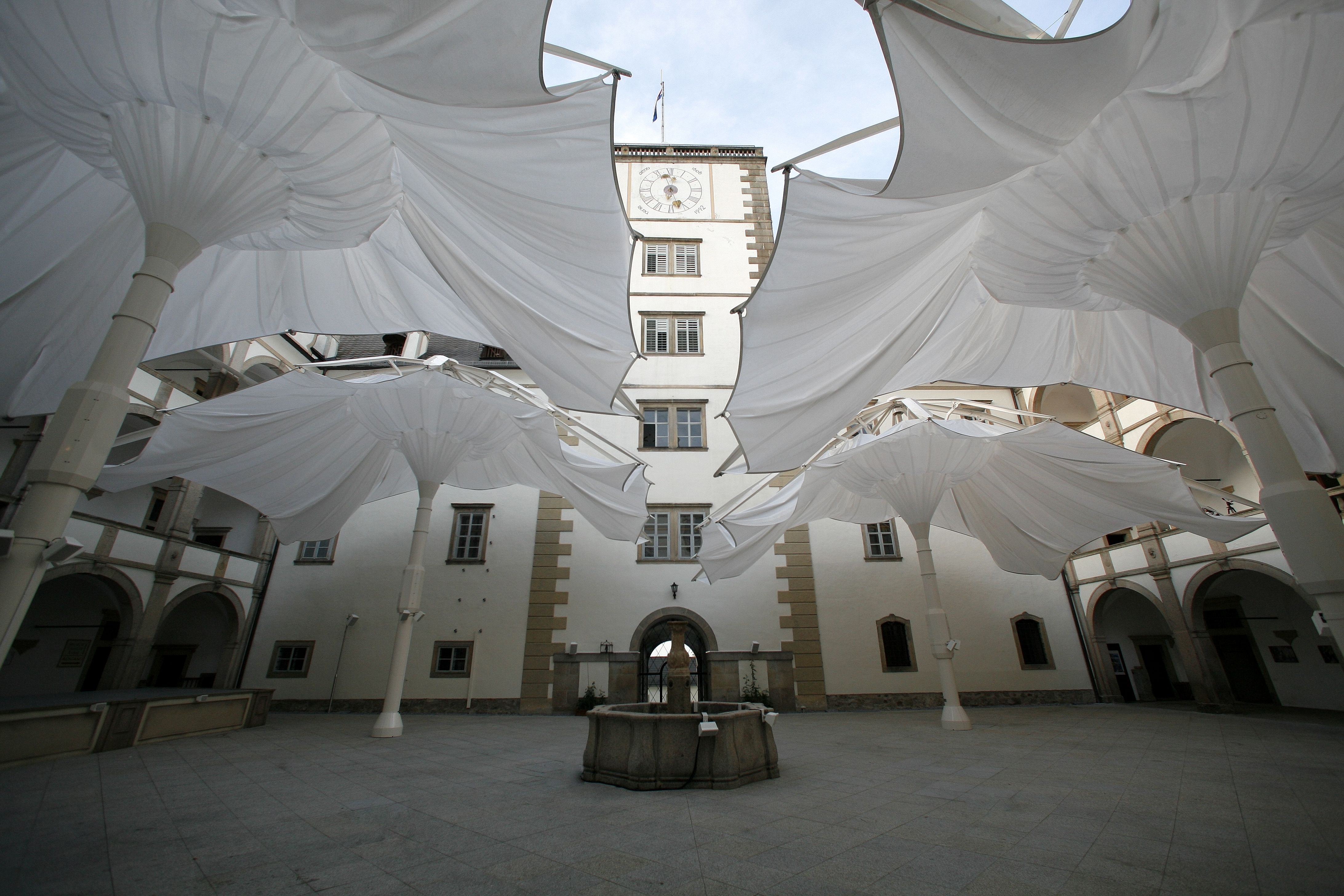 Der Innenhof von Schloss Weitra. Große Schirme werden aufgespannt.