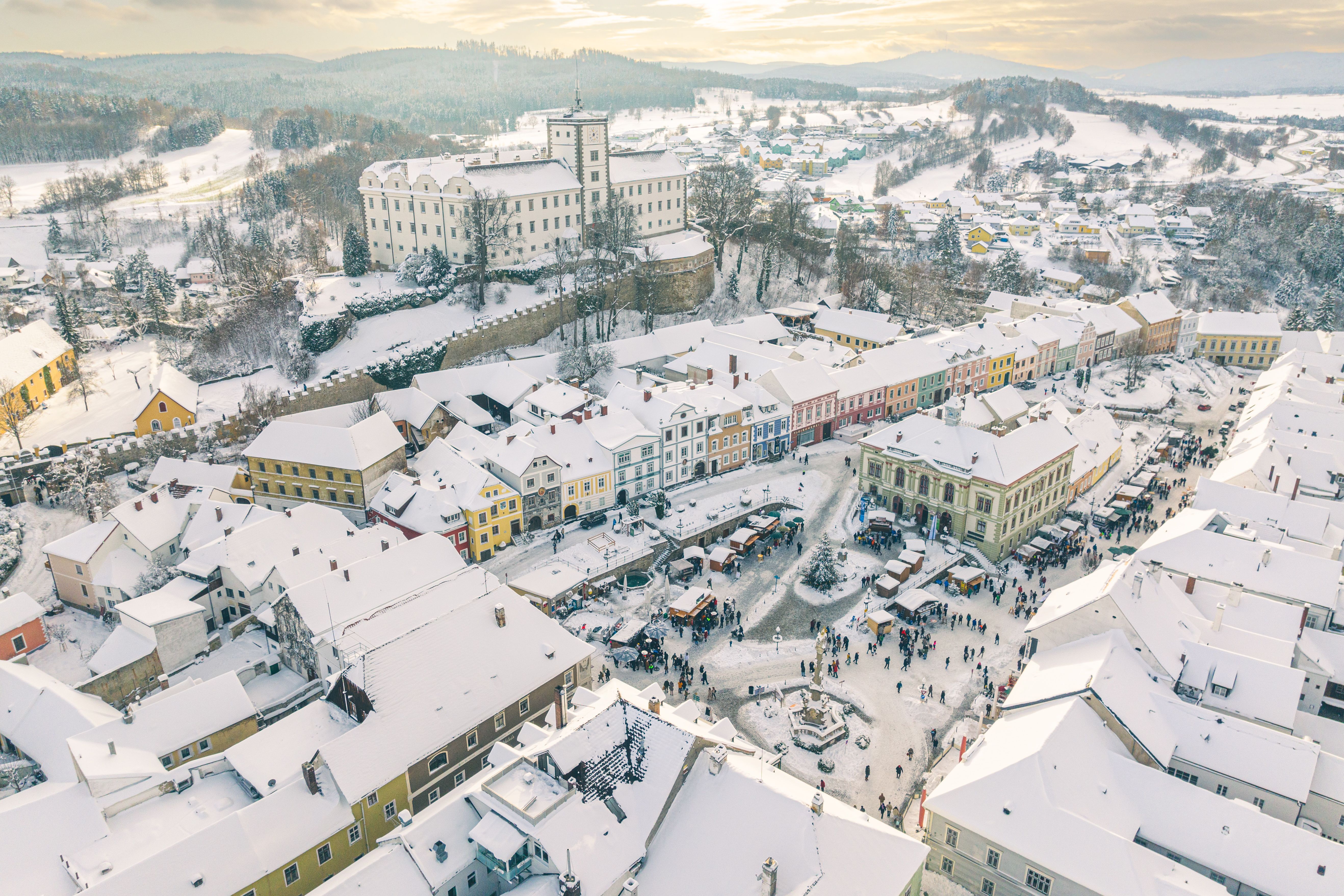 Weitra: Drohnenfoto Rathausplatz, Schloss Weitra während der Adventtage, die Stadt ist tief verschneit