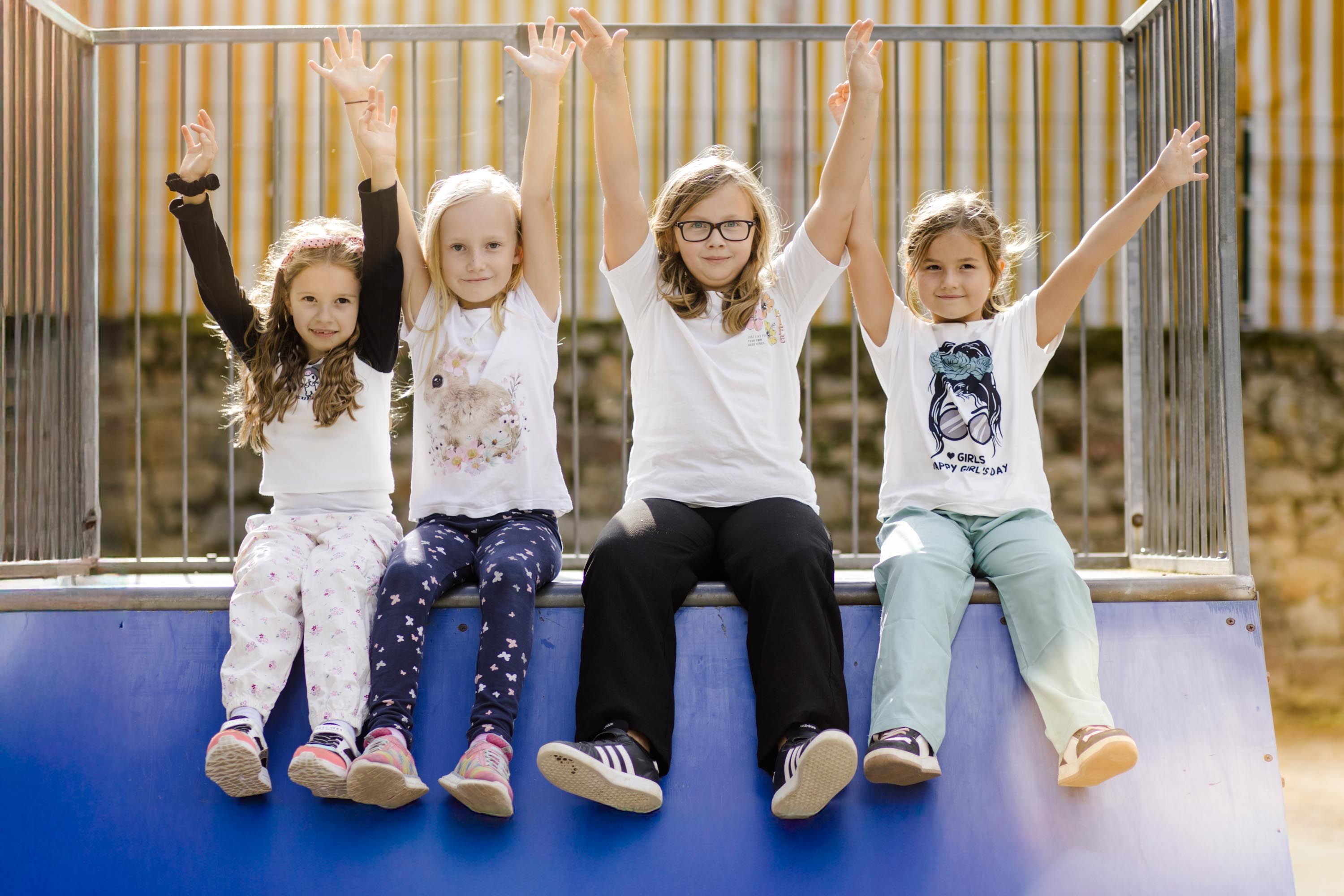 Weitra: vier Mädchen auf dem Spielplatz
