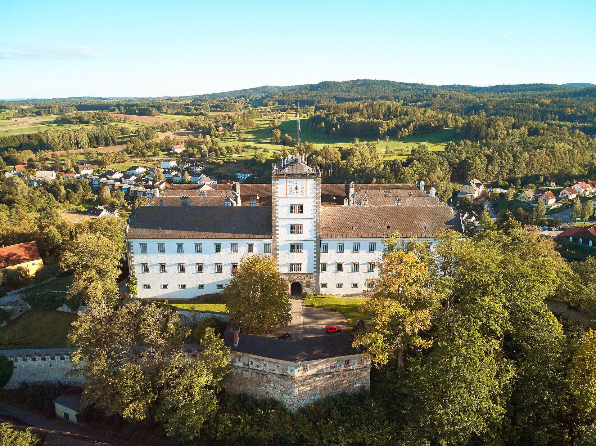 Umgeben von sanften Hügeln und üppigem Grün erhebt sich das majestätische Schloss Weitra, ein Ort voller Geschichte und Charme. Die strahlende Sonne taucht die beeindruckende Fassade in warmes Licht und lädt dazu ein, die malerische Umgebung zu erkunden. Hier verschmelzen Natur und Kultur zu einem unvergesslichen Erlebnis.