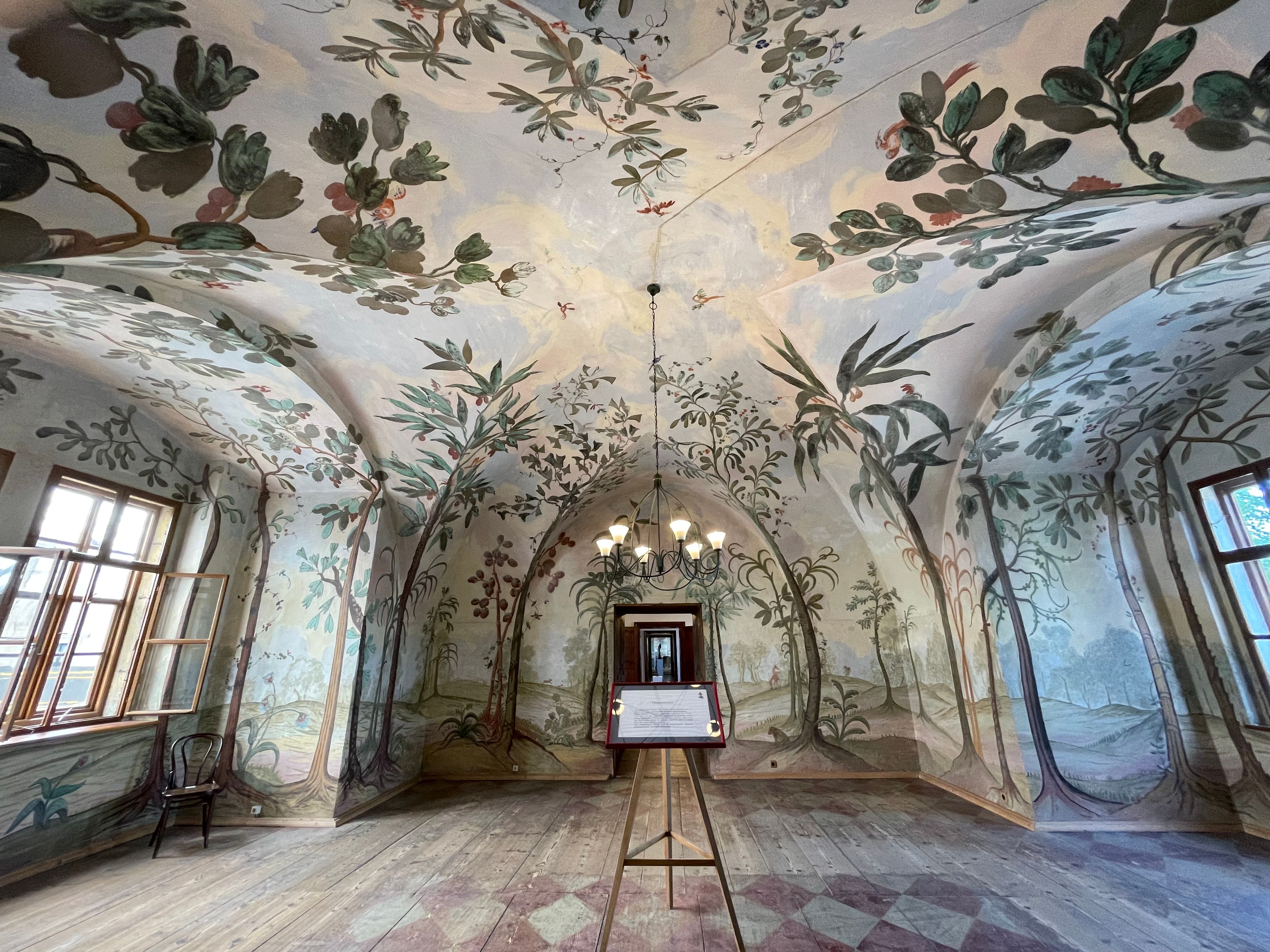 Schloss Weitra: Flüsterzimmer, die Wände sind schön bemalt