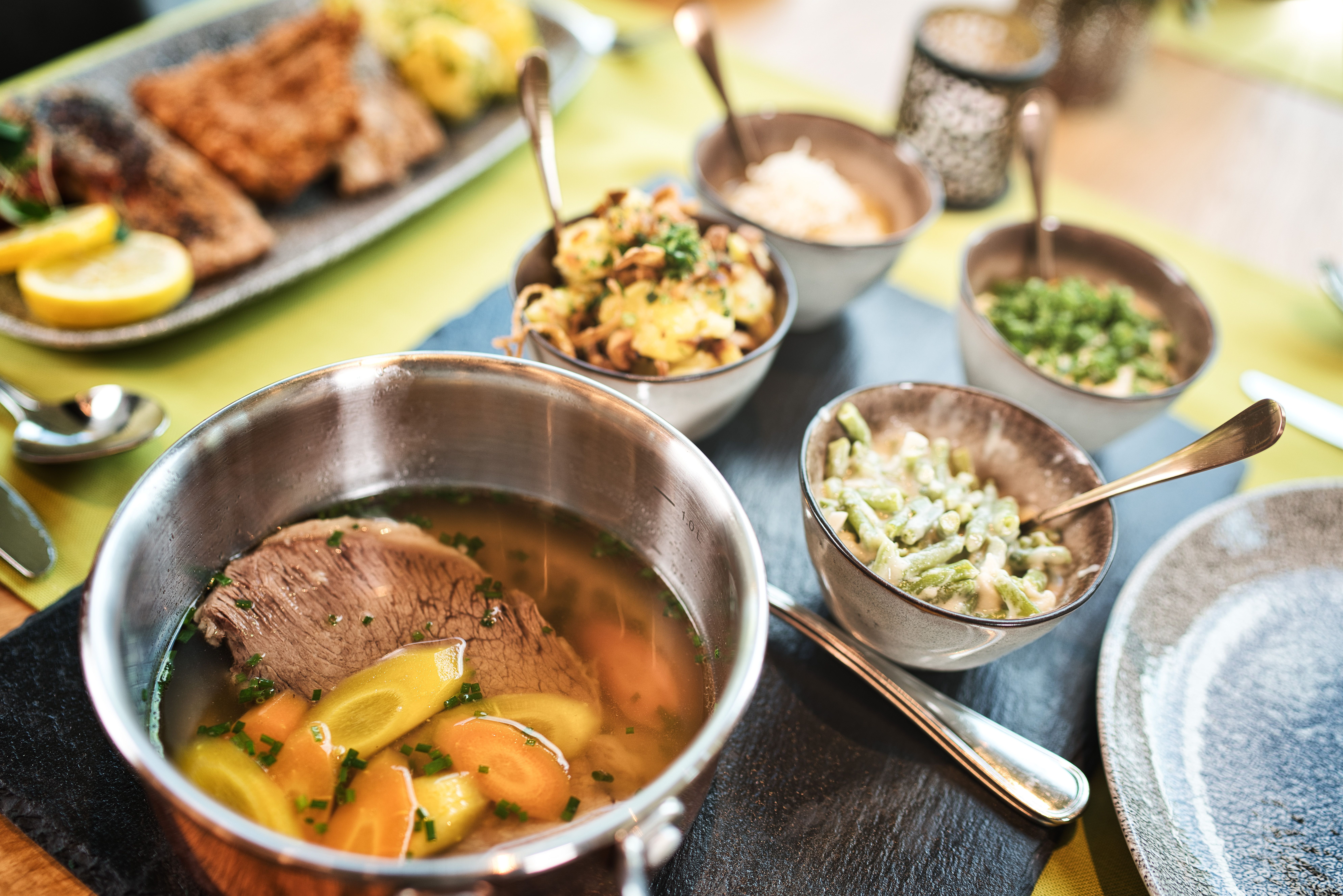 Food-Foto mit einem gekochten Rindfleisch und Beilagen.