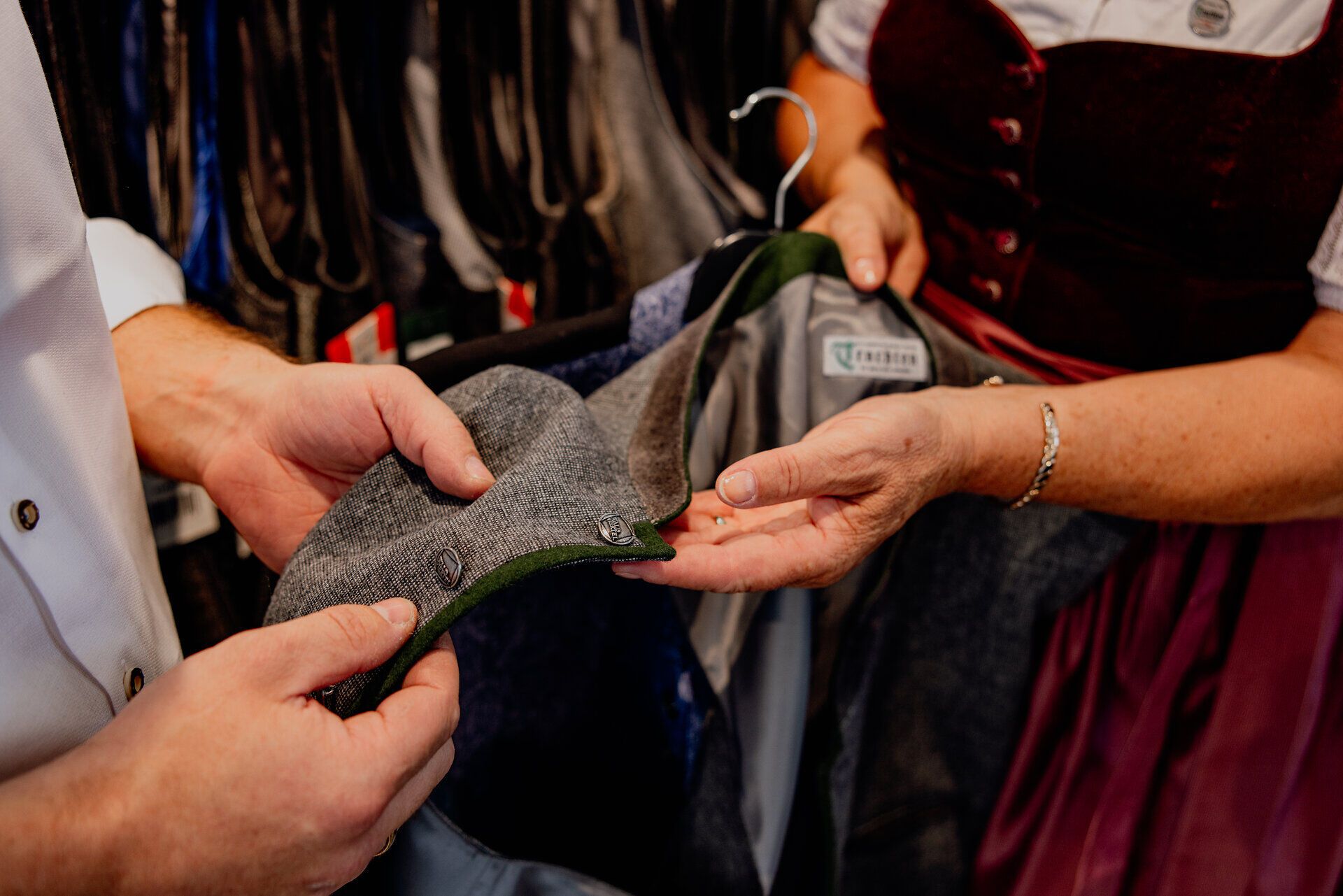 In einem charmanten Atelier werden traditionelle Trachten mit viel Liebe zum Detail gefertigt. Die geschickten Hände der Schneiderin zeigen die feinen Stoffe und Knöpfe, die in der Trachtenmode verwendet werden. Hier spürt man die Leidenschaft für Handwerk und die Verbindung zur regionalen Kultur.