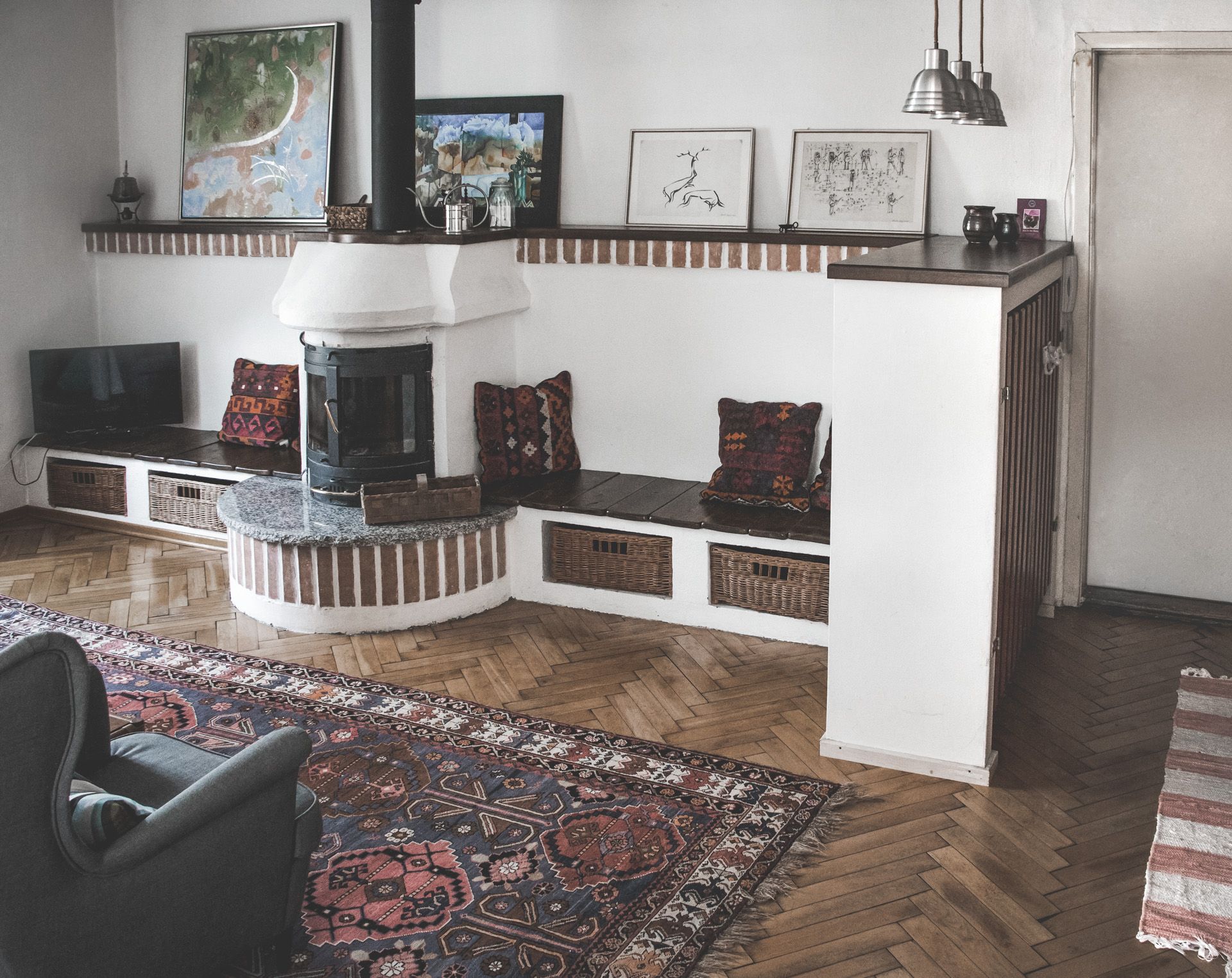 Wohnzimmer mit offenem Kamin