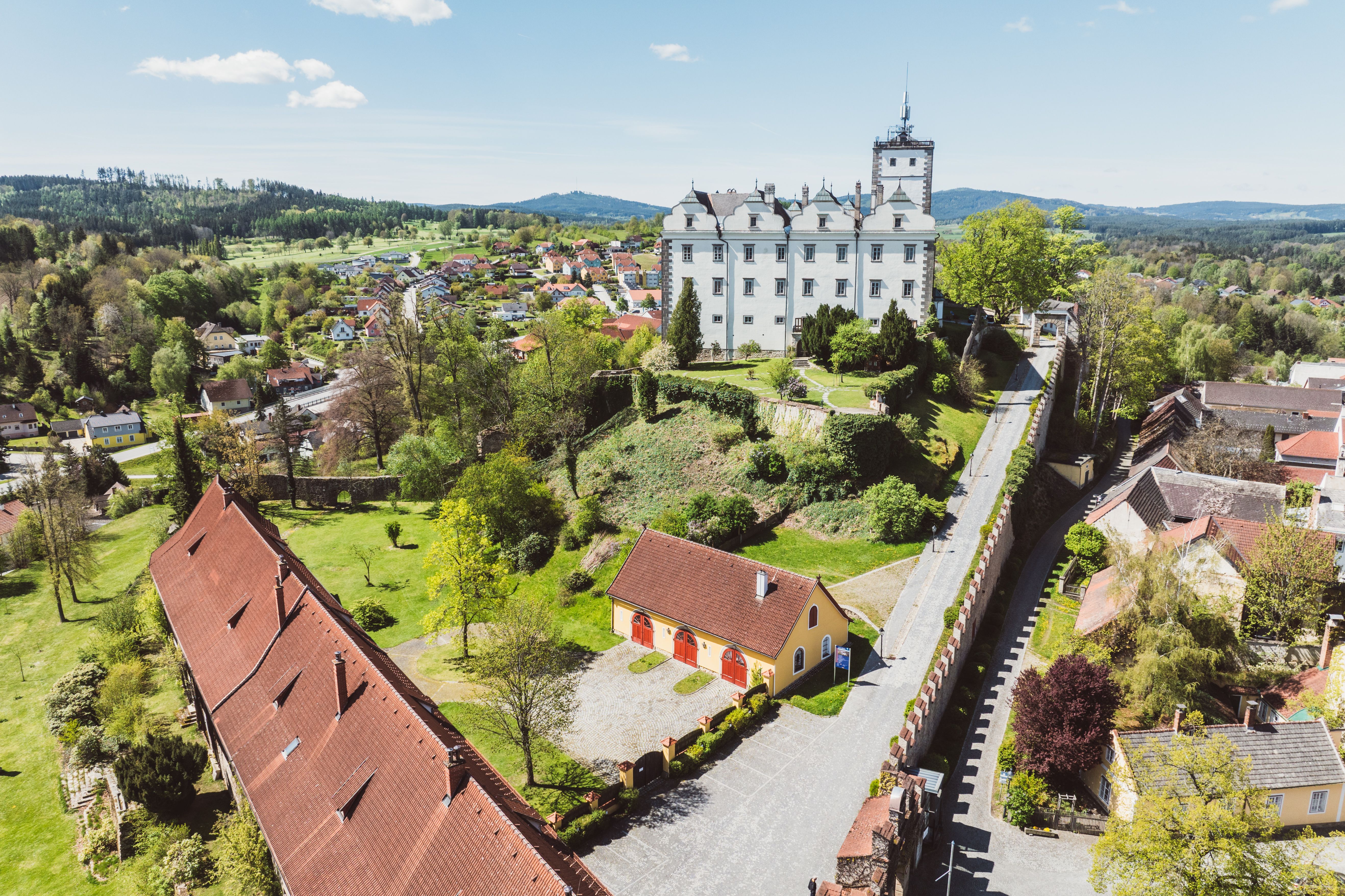 Drohnenfoto von Schloss Weitra. Im Vordergrund die Gutverwaltung.