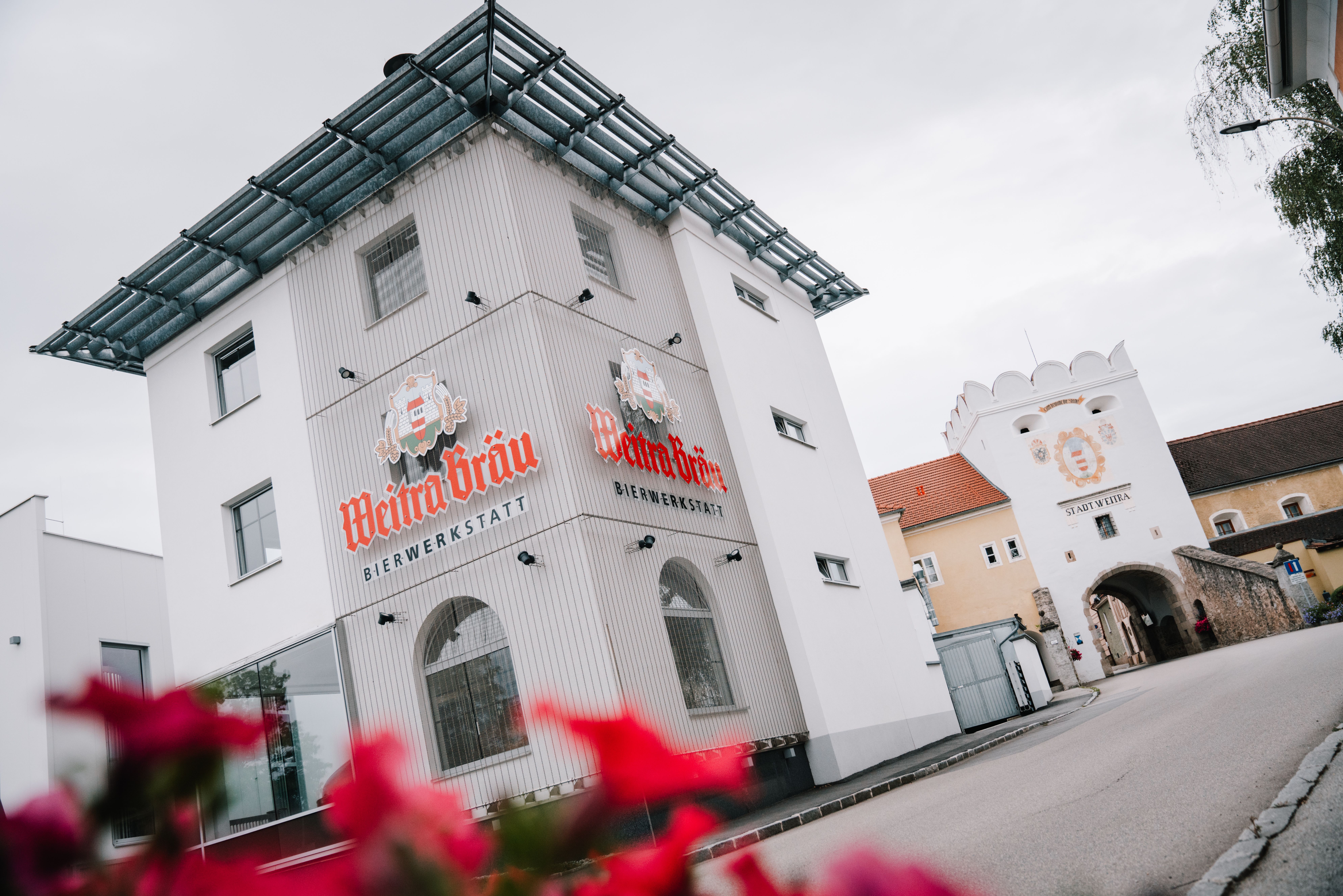 Die Bierwerkstatt Weitra. Im Hintergrund das Weitraer Stadttor.