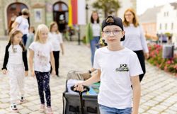 Eine Gruppe Kinder bei einer Stadtbesichtigung in Weitra.