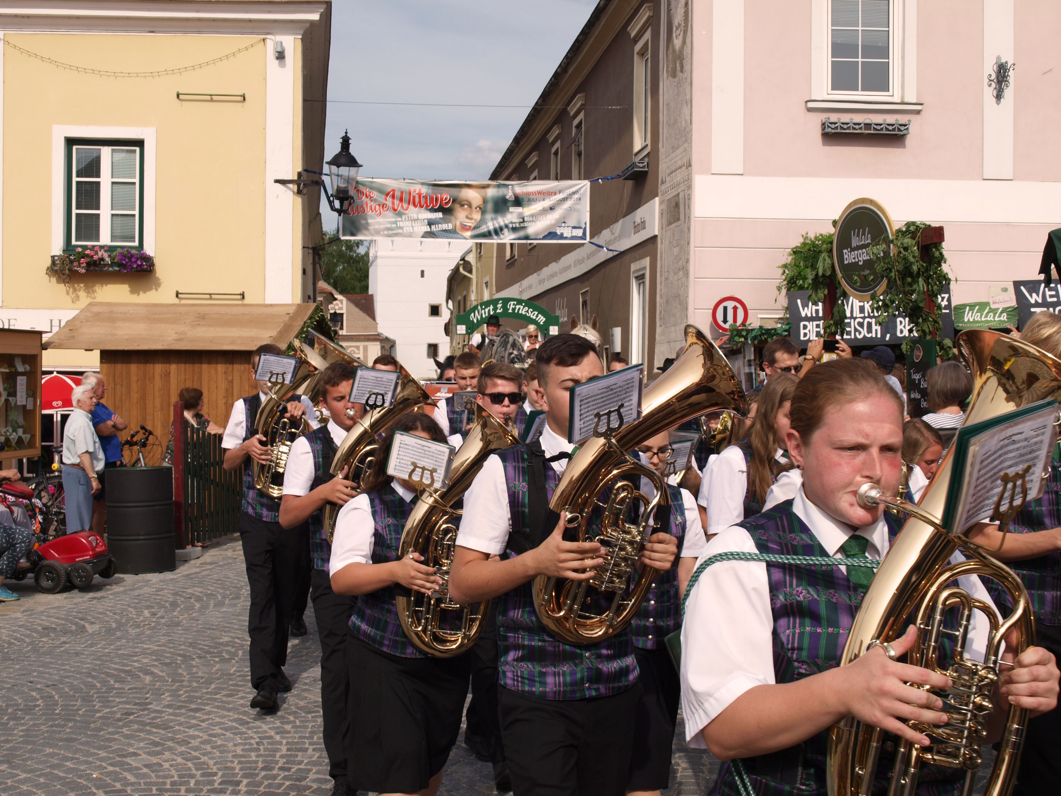 Die Stadtkapelle Weitra beim Einzug auf den rathausplatz Weitra