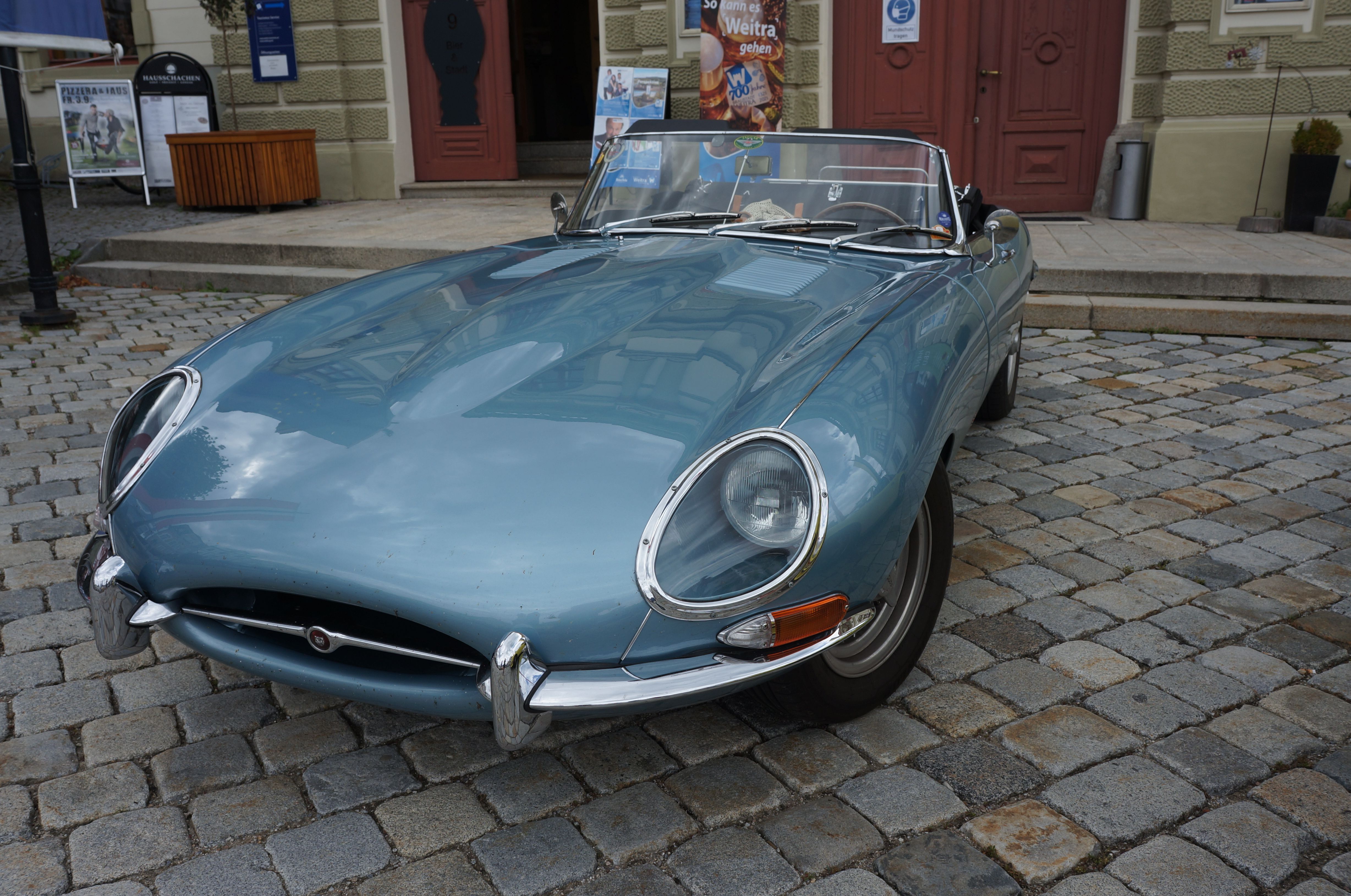 Weitra: ein blau-silberner Porsche Oldtimer vor dem Rathaus