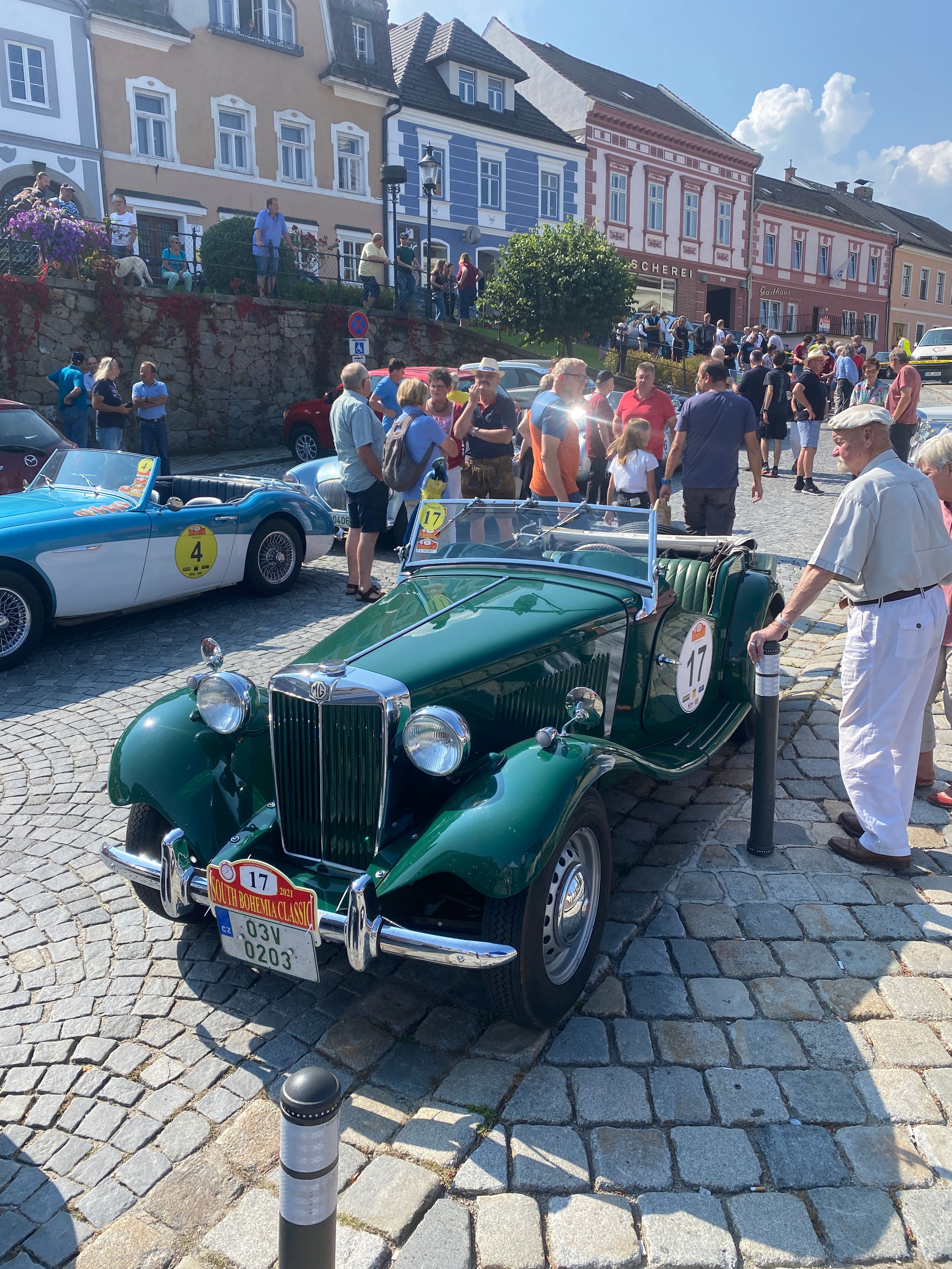 Ein wunderschöner, grüner Oldtimer im Zuge einer Oldtimerrallye in Weitra.