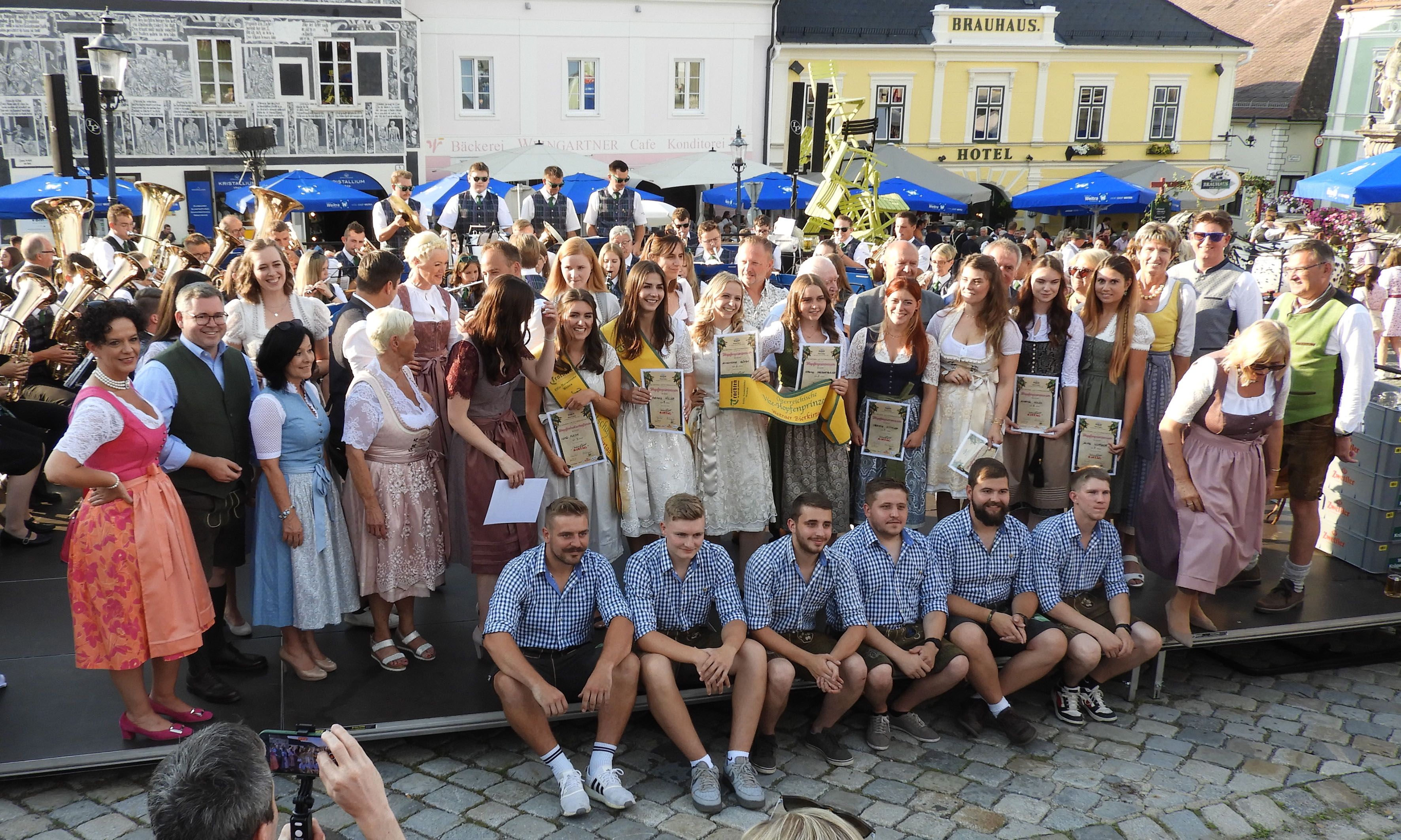 Die Hopfenprinzessinnen und Hopfenritter.