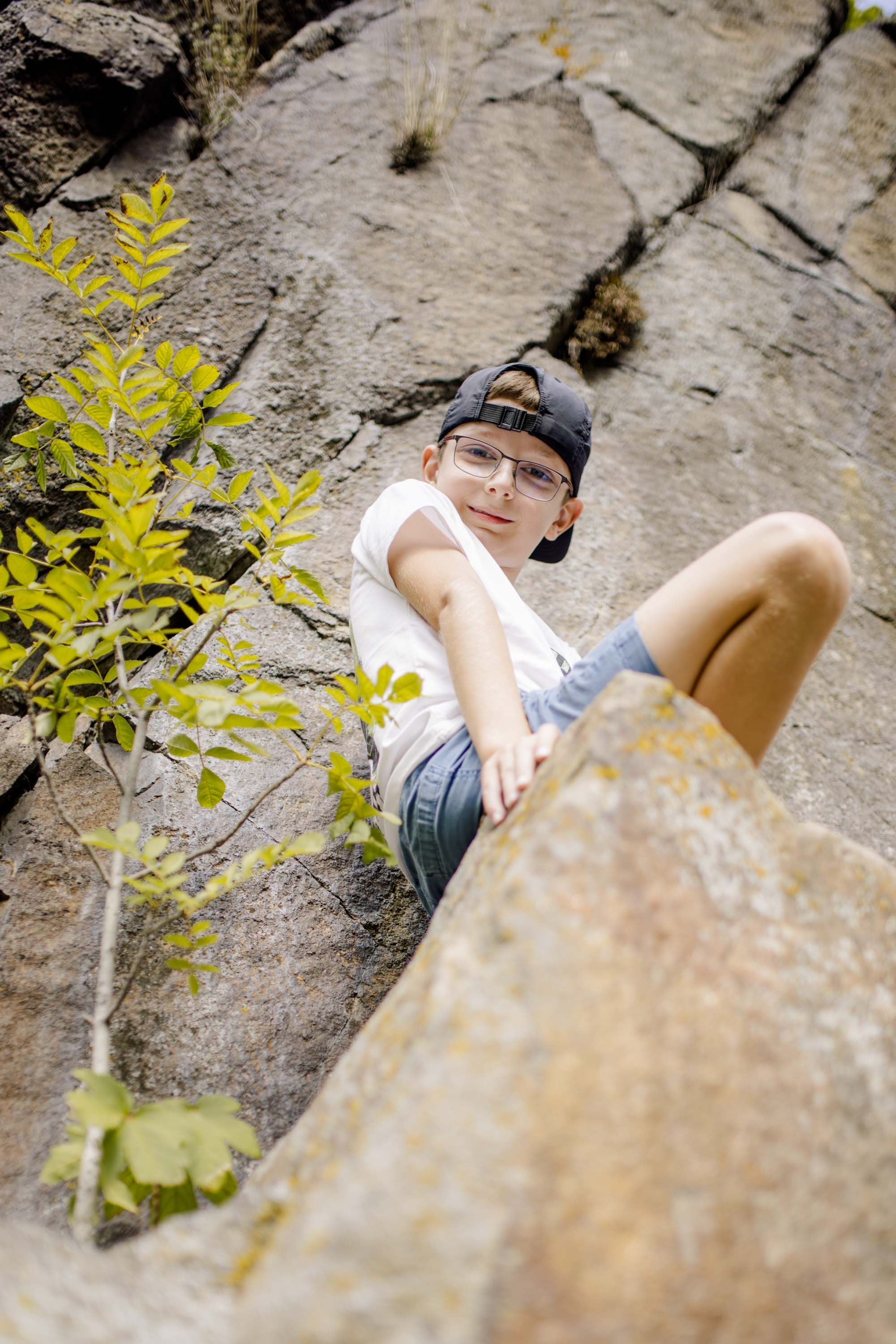 Weitra: ein Junge sitzt auf einem hohen Felsen