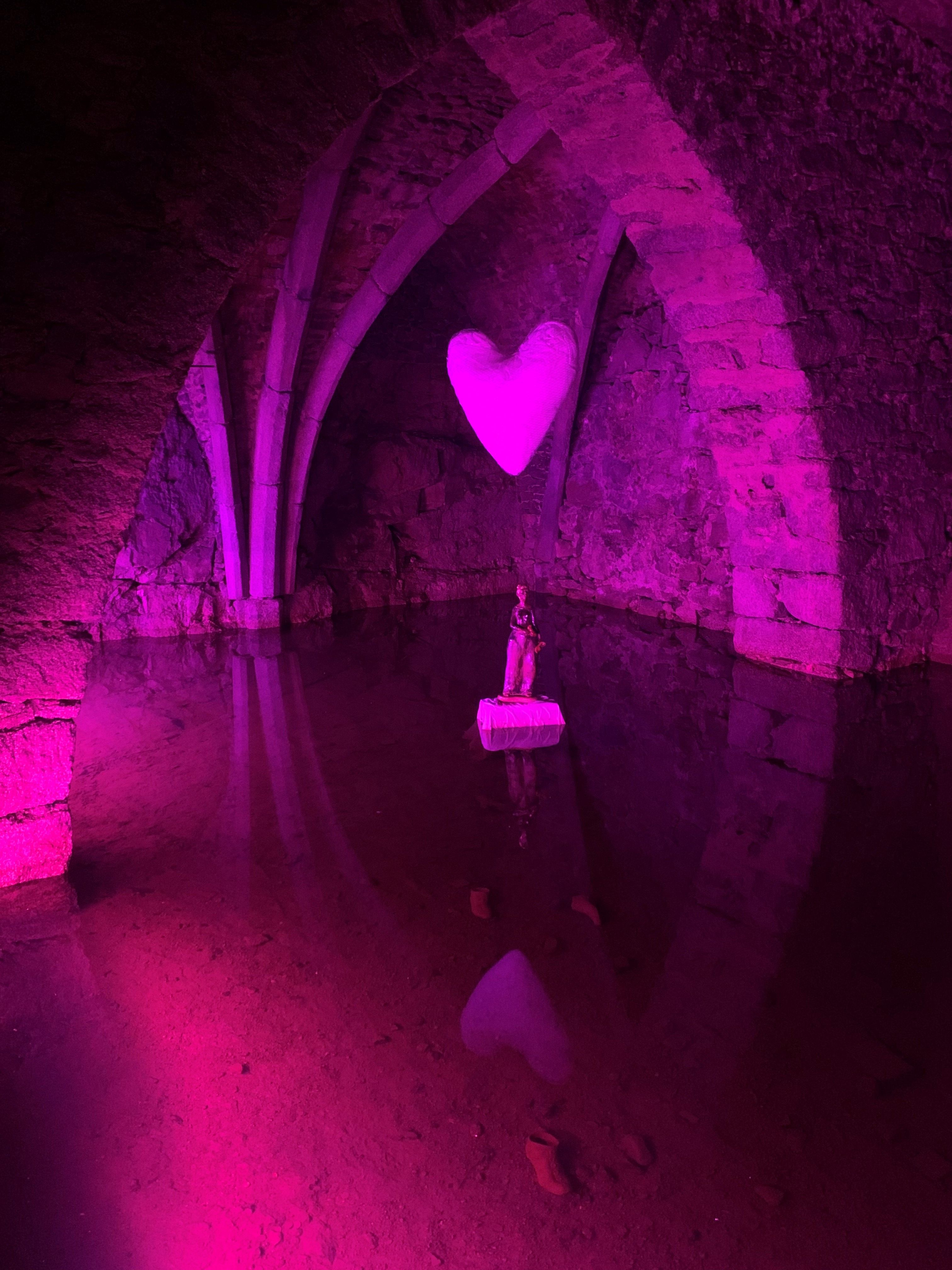 Die Zisterne von Weitra mit einem Kunstobjekt, pink beleuchtet