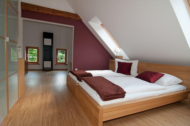 Rosenhof Farbzimmer weinrot