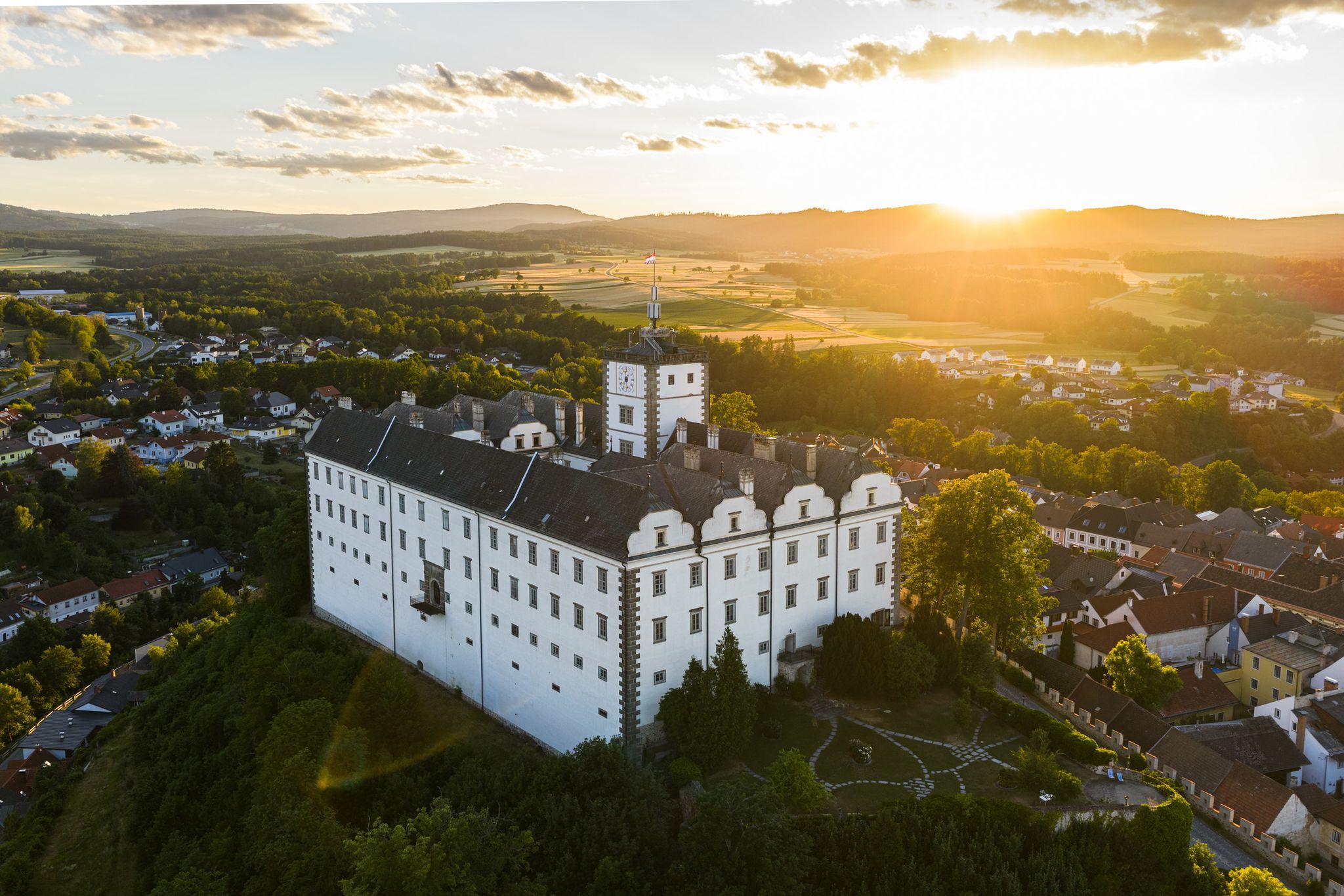 Luftaufnahme von Schloss Weitra mit untergehender Sonne