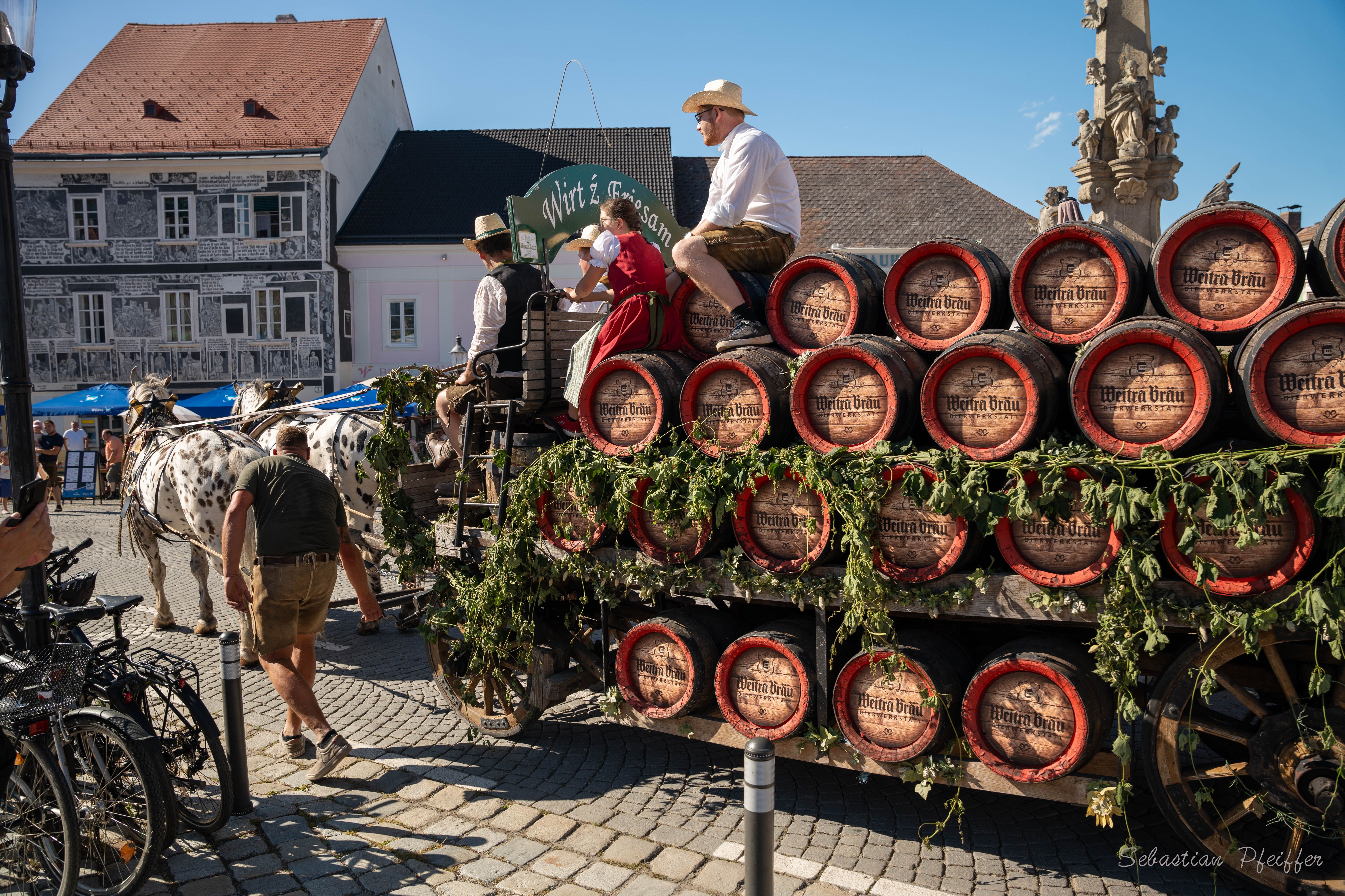 Ein historischer Wagen mit Bierfässern beim Weitraer Bierkirtag
