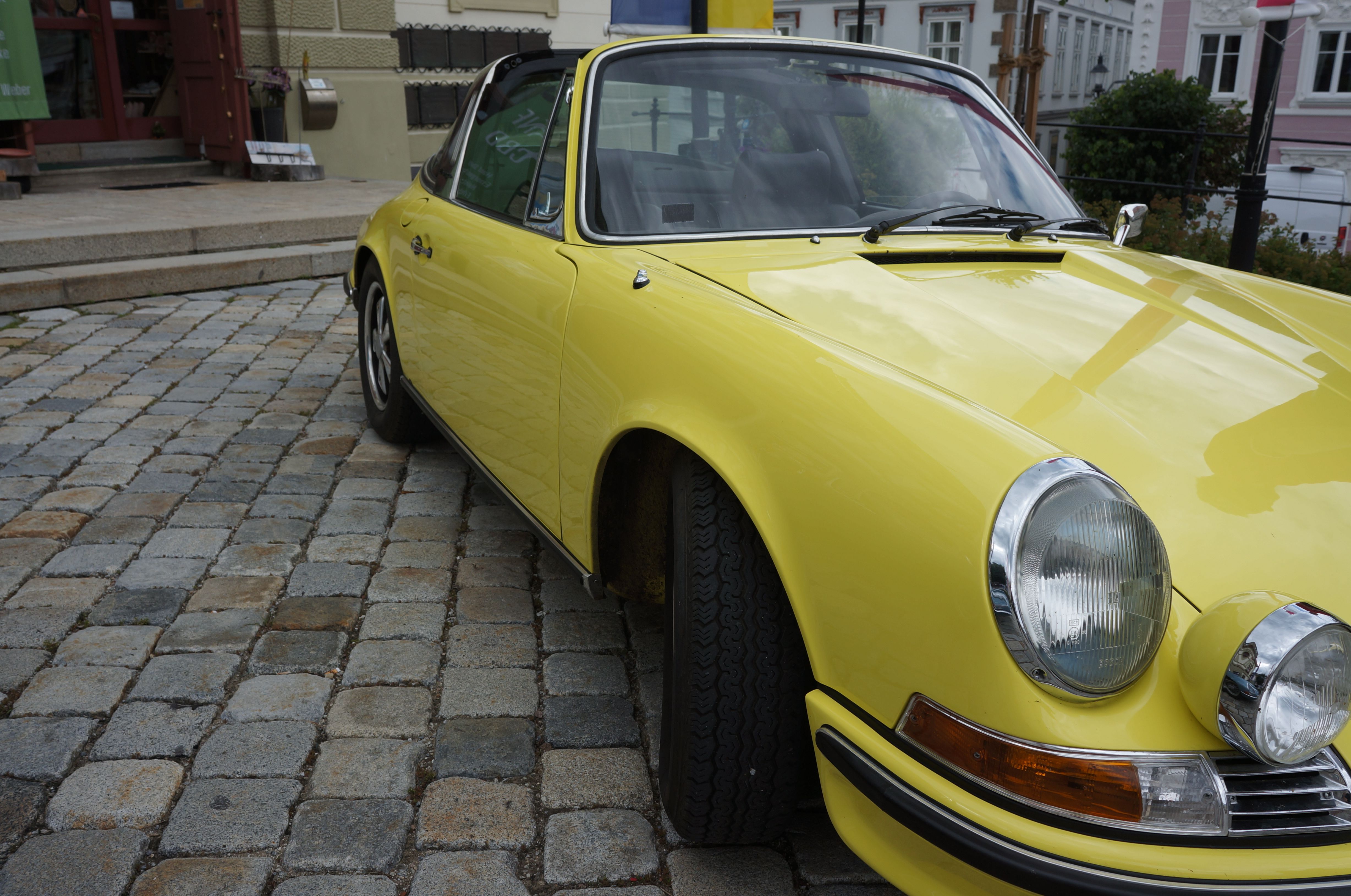Weitra: ein Oldtimer Porsche vor dem Rathaus