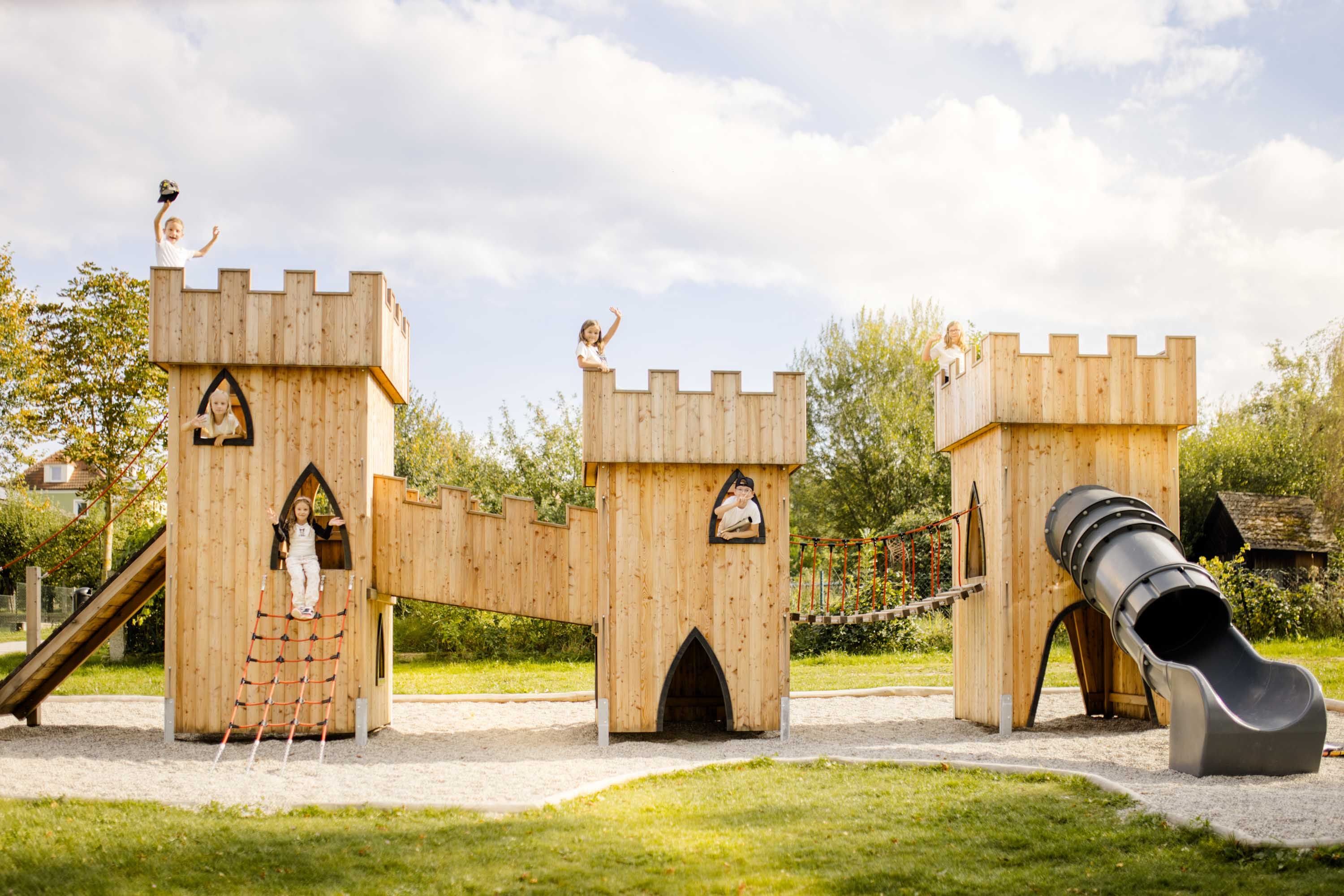 Weitra: Spielplatz auf der Promenade. Eine große Holz-Burg.