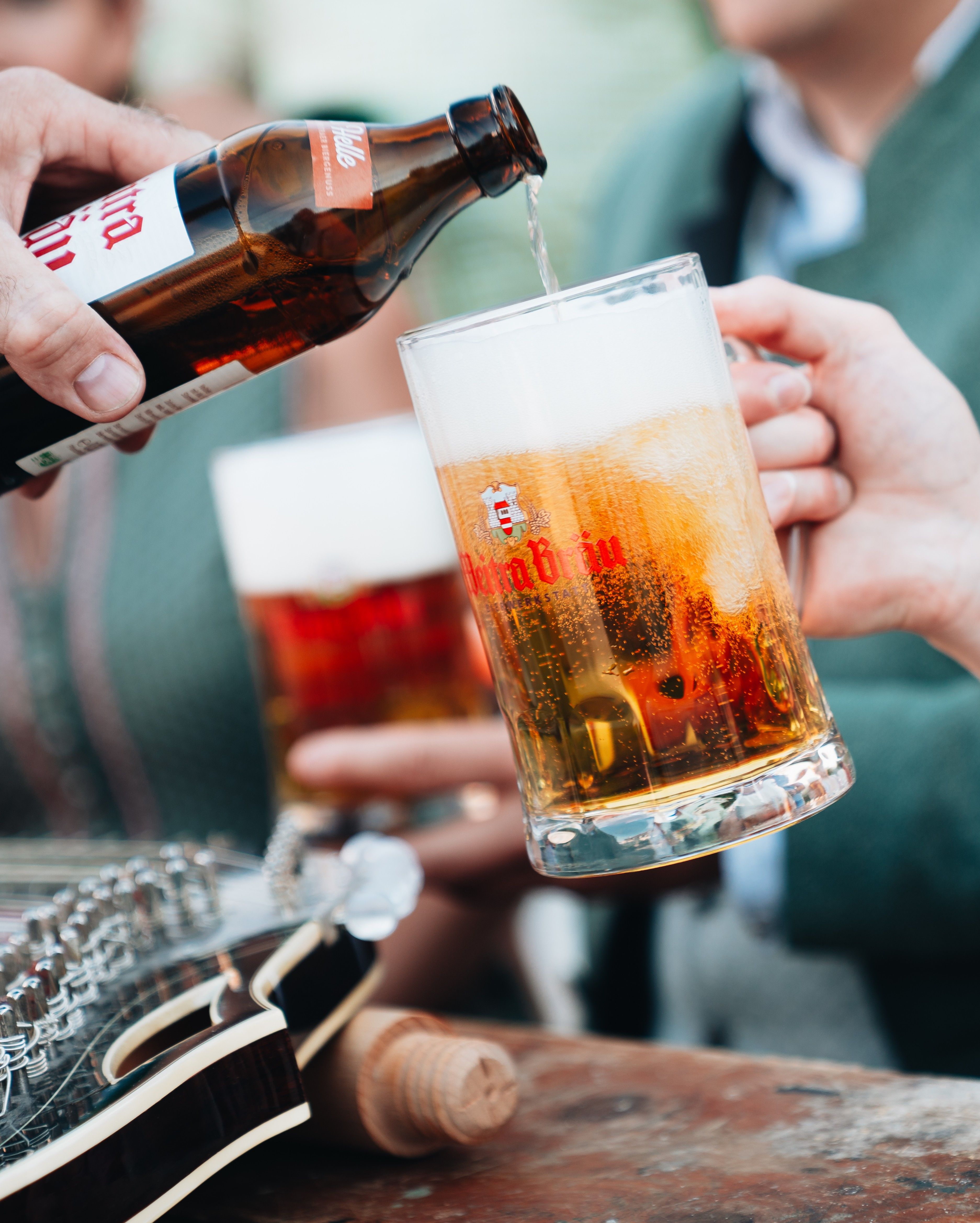 Eine Flasche Bier, ein Bierglas