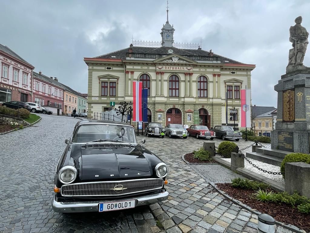 Weitra: ein Opel-Oldtimer. Im Hintergrund das Rathaus von Weitra