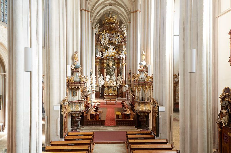Innenansicht der Kirche im Stift Zwettl mit prächtigem Altar und hohen Säulen.