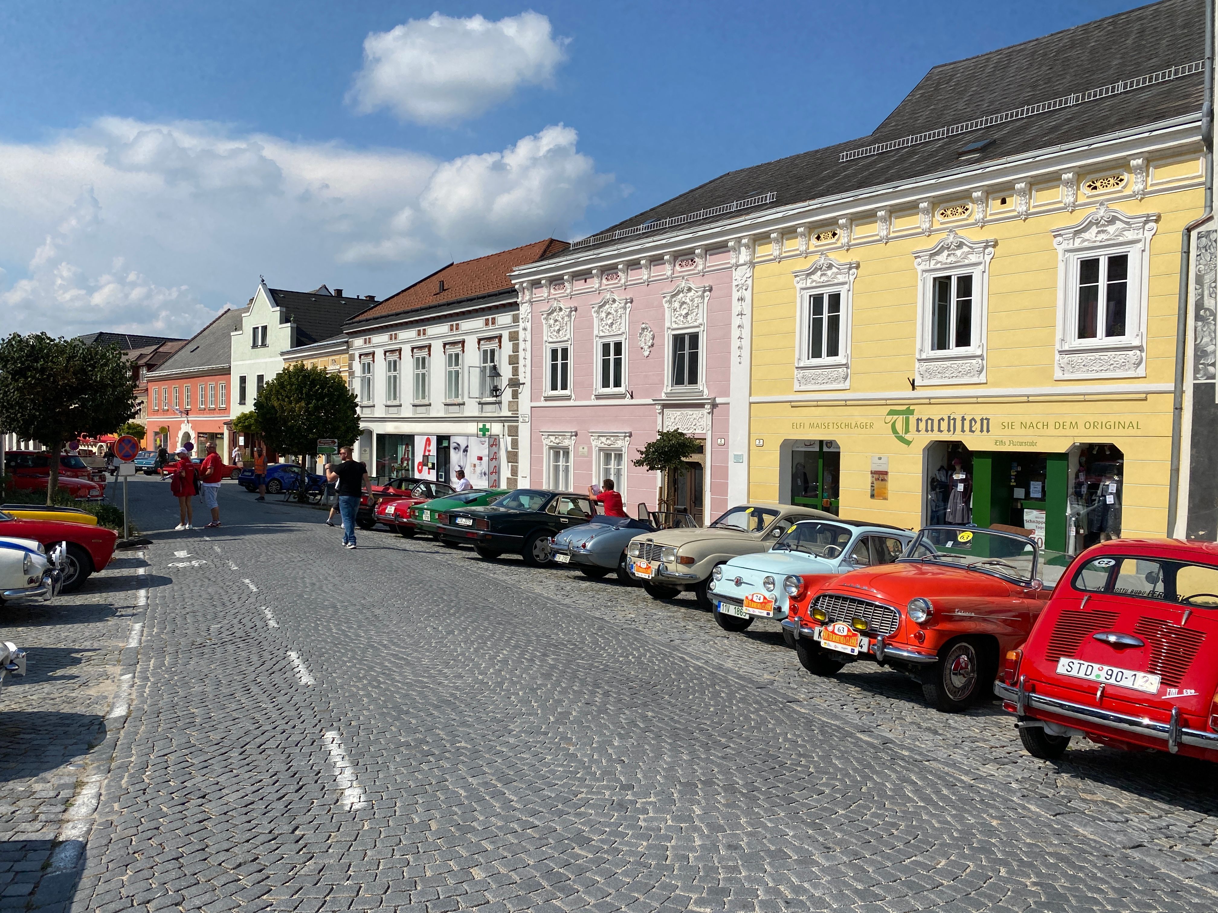 Oldtimer vor historischen Bürgerhäusern in Weitra.
