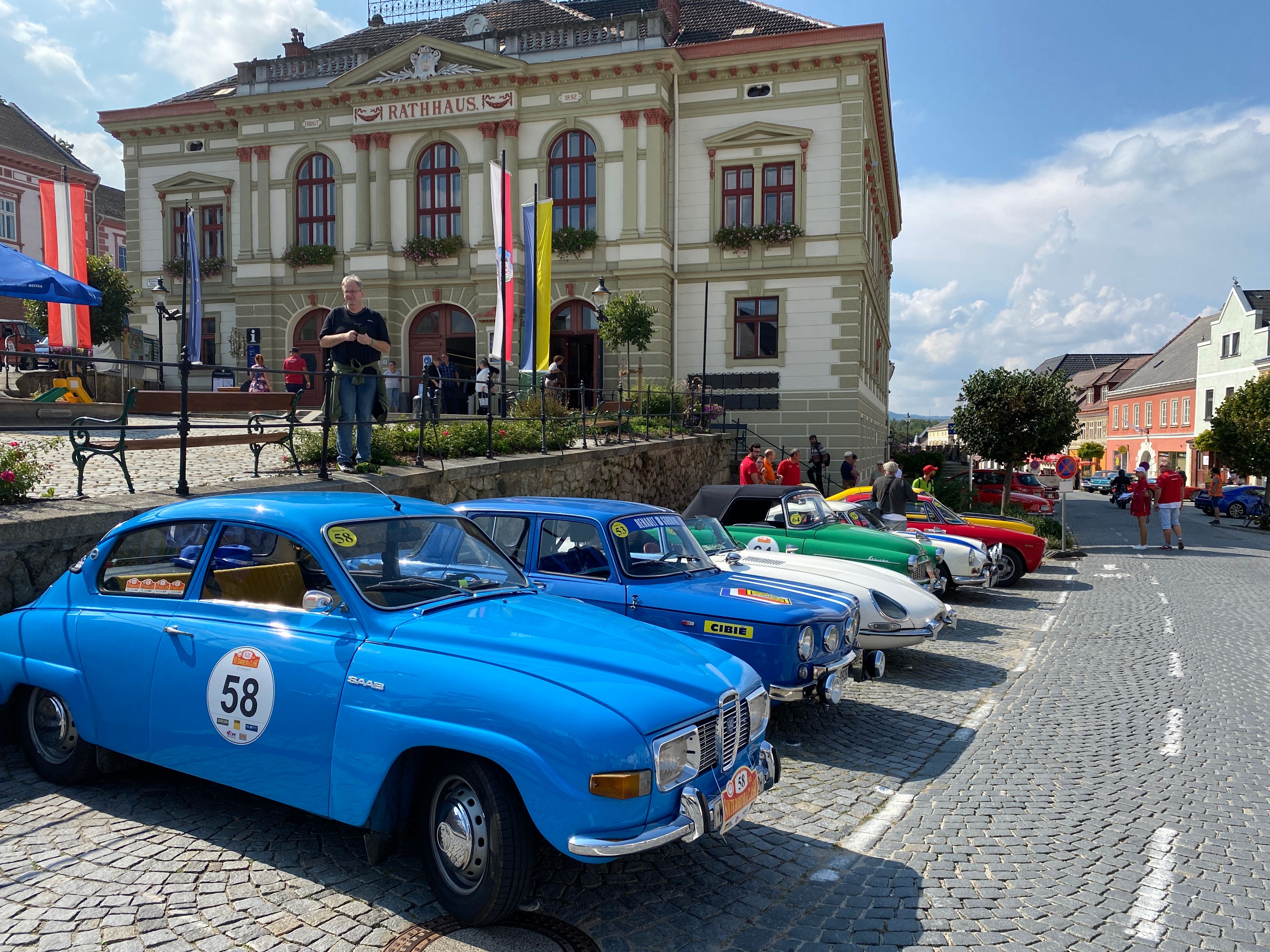 Weitra: Im Vordergrund einige Oldtimer, im Hintergrund das Rathaus von Weitra
