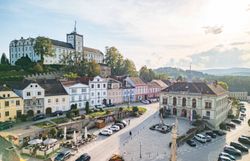 Ein Drohnenfoto von der Altstadt von Weitra. Zu sehen ist zentral das Rathaus sowie der Platz mit historischen Häusern sowie im Hintergrund Schloss Weitra.