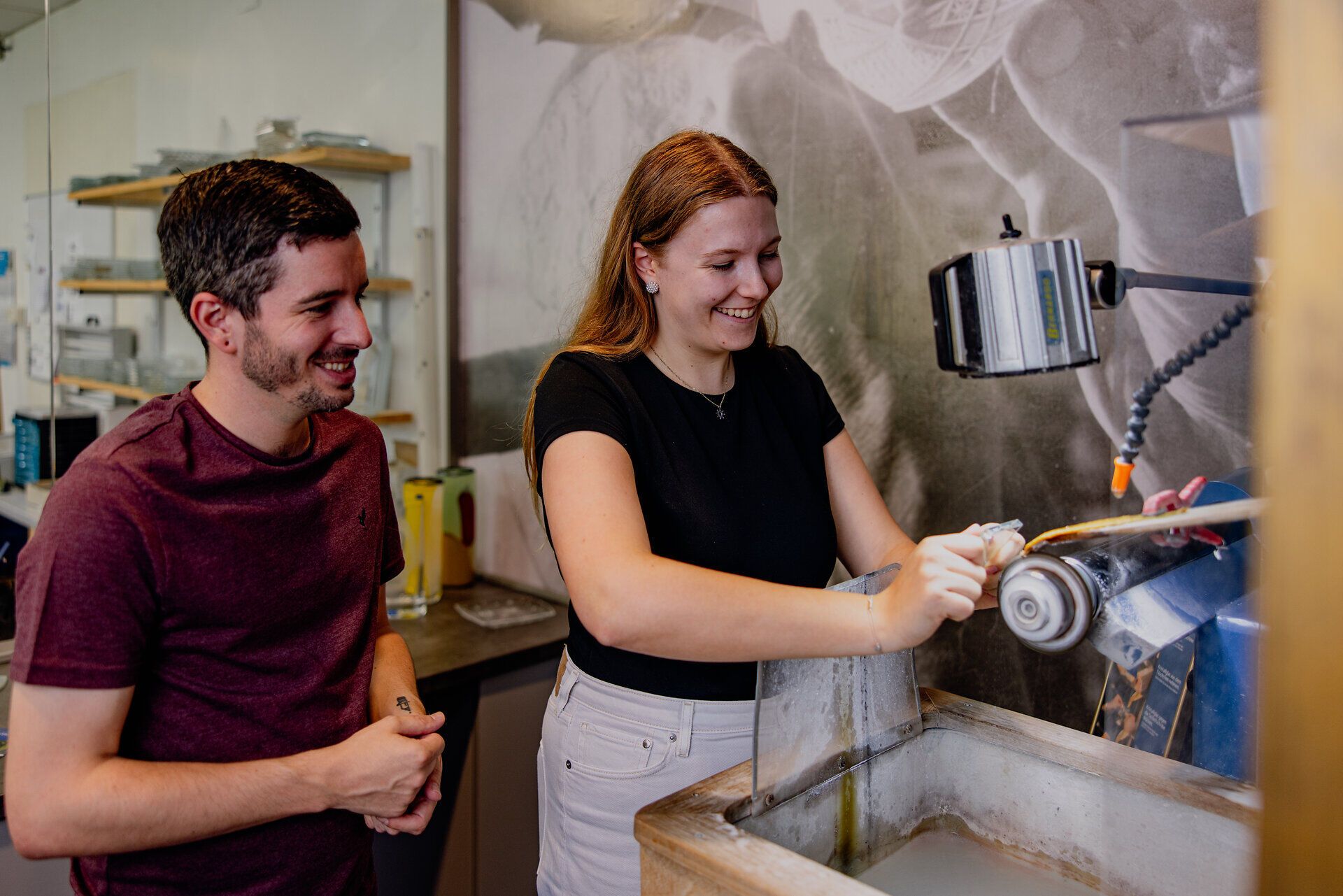In einer kreativen Werkstatt wird mit Leidenschaft und Geschick Glas bearbeitet. Die strahlenden Augen der jungen Handwerkerin spiegeln die Faszination für das Handwerk wider, während sie ein kunstvolles Stück erschafft. Hier im Waldviertel wird Tradition lebendig und die Schönheit des Glases erlebbar.