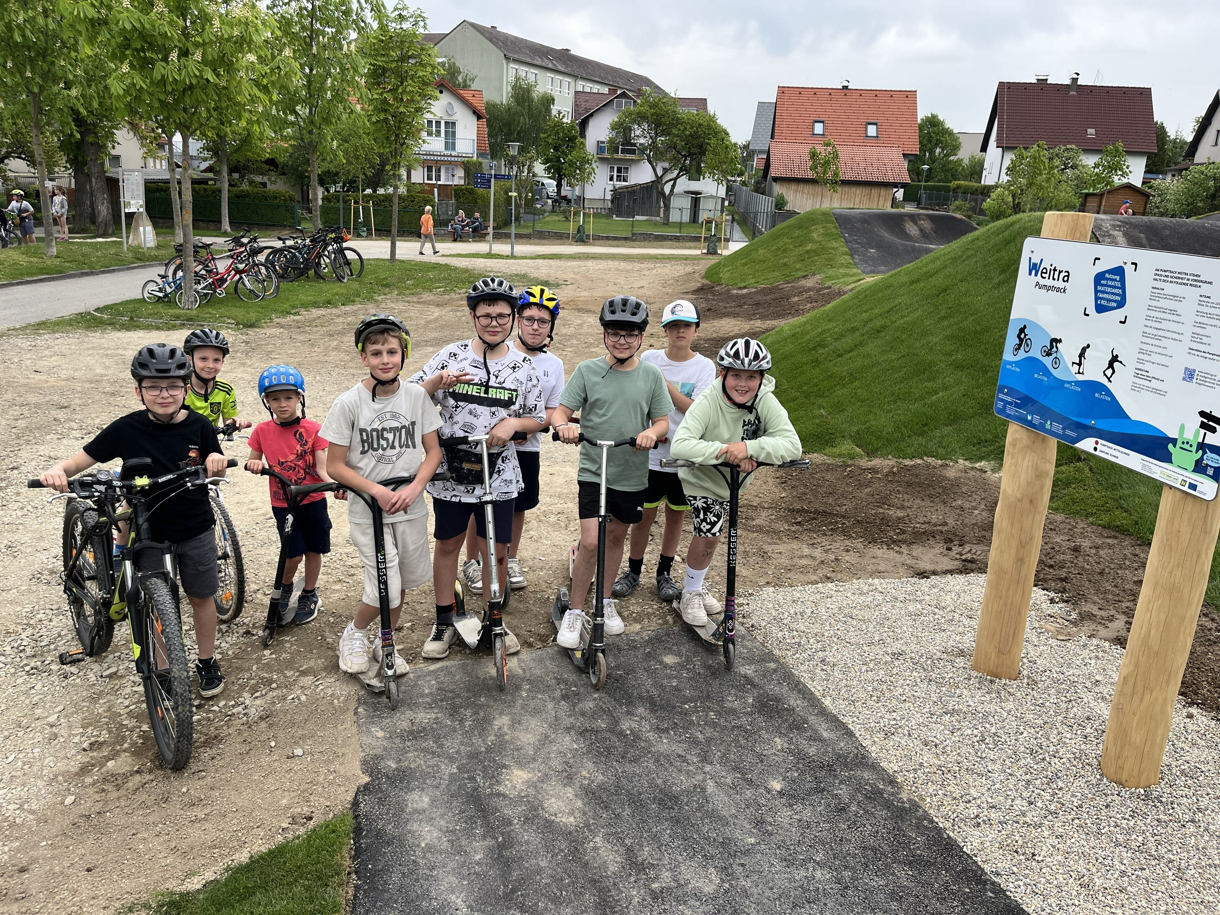 Weitra: eine kleine Gruppe Kinder steht am Start des Pumptracks