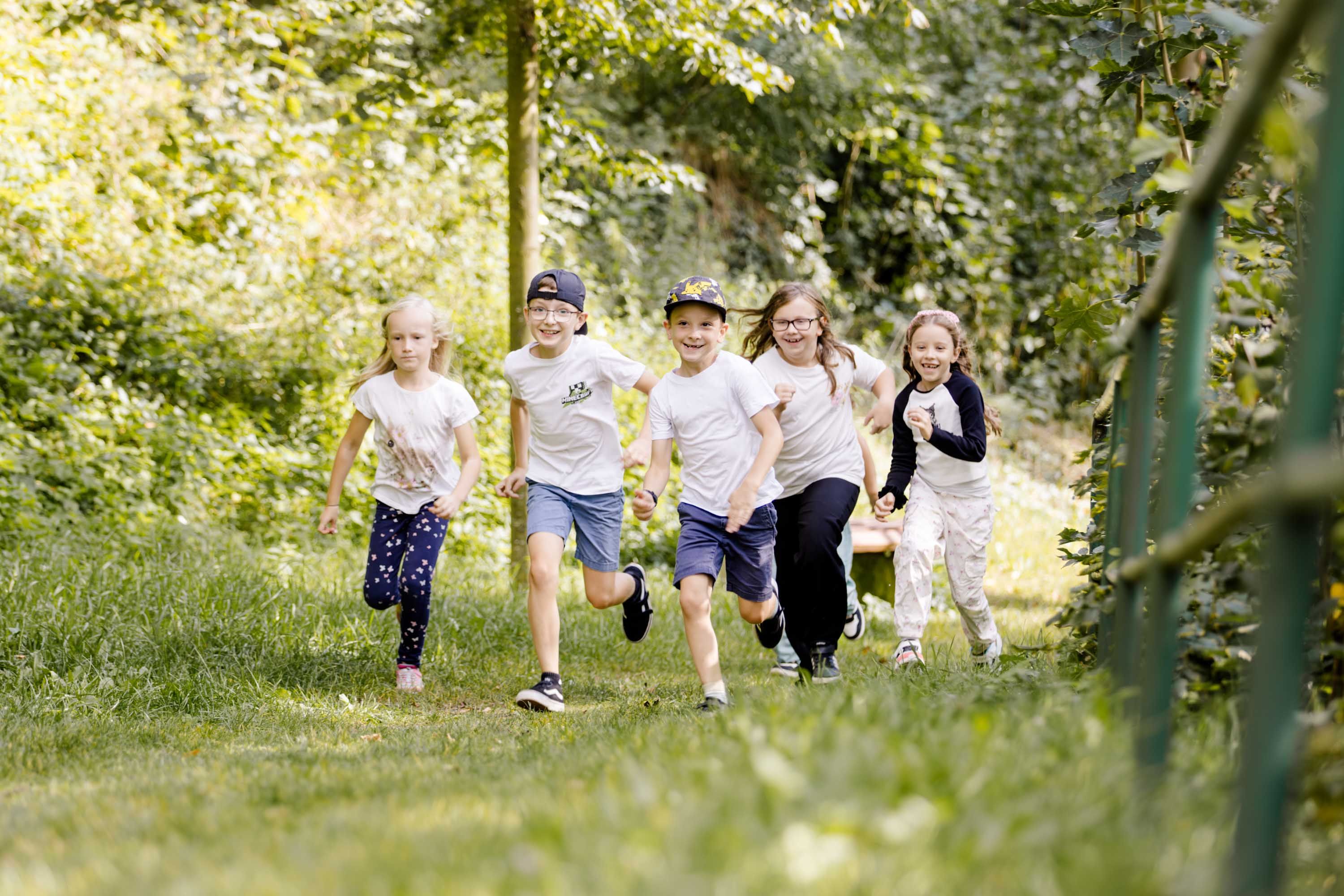 Weitra: Eine kleine Gruppe Kinder läuft einen Weg entlang auf die Kamera zu.