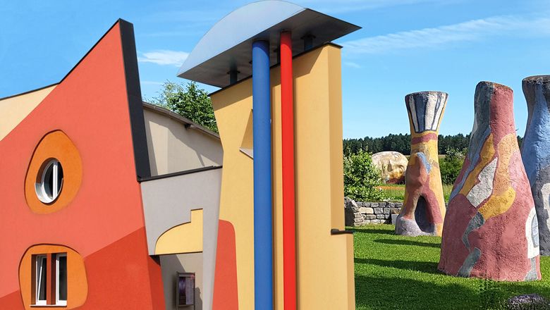Buntes Gebäude mit skulpturalen Elementen im Kunstmuseum Waldviertel.